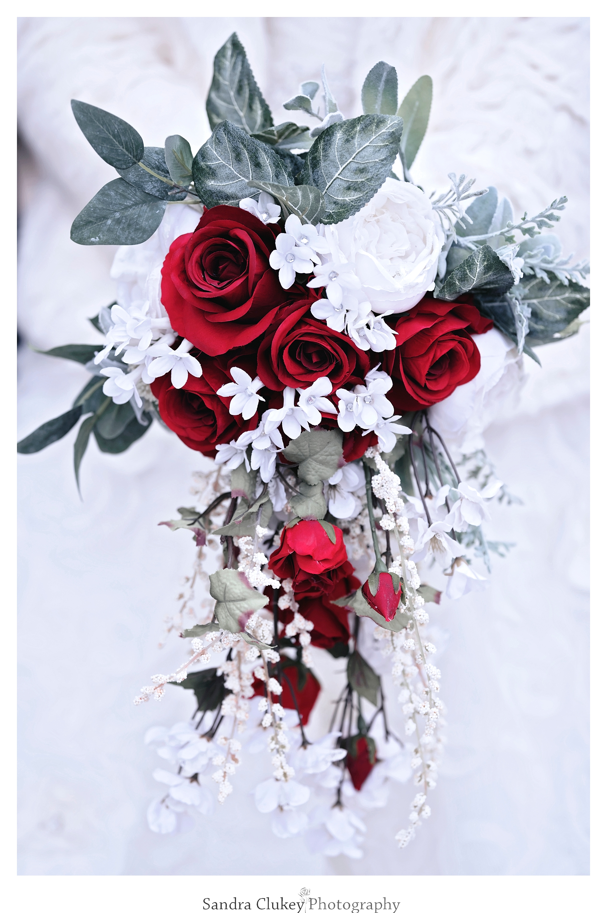 Red and white rose bridal b.ouquet