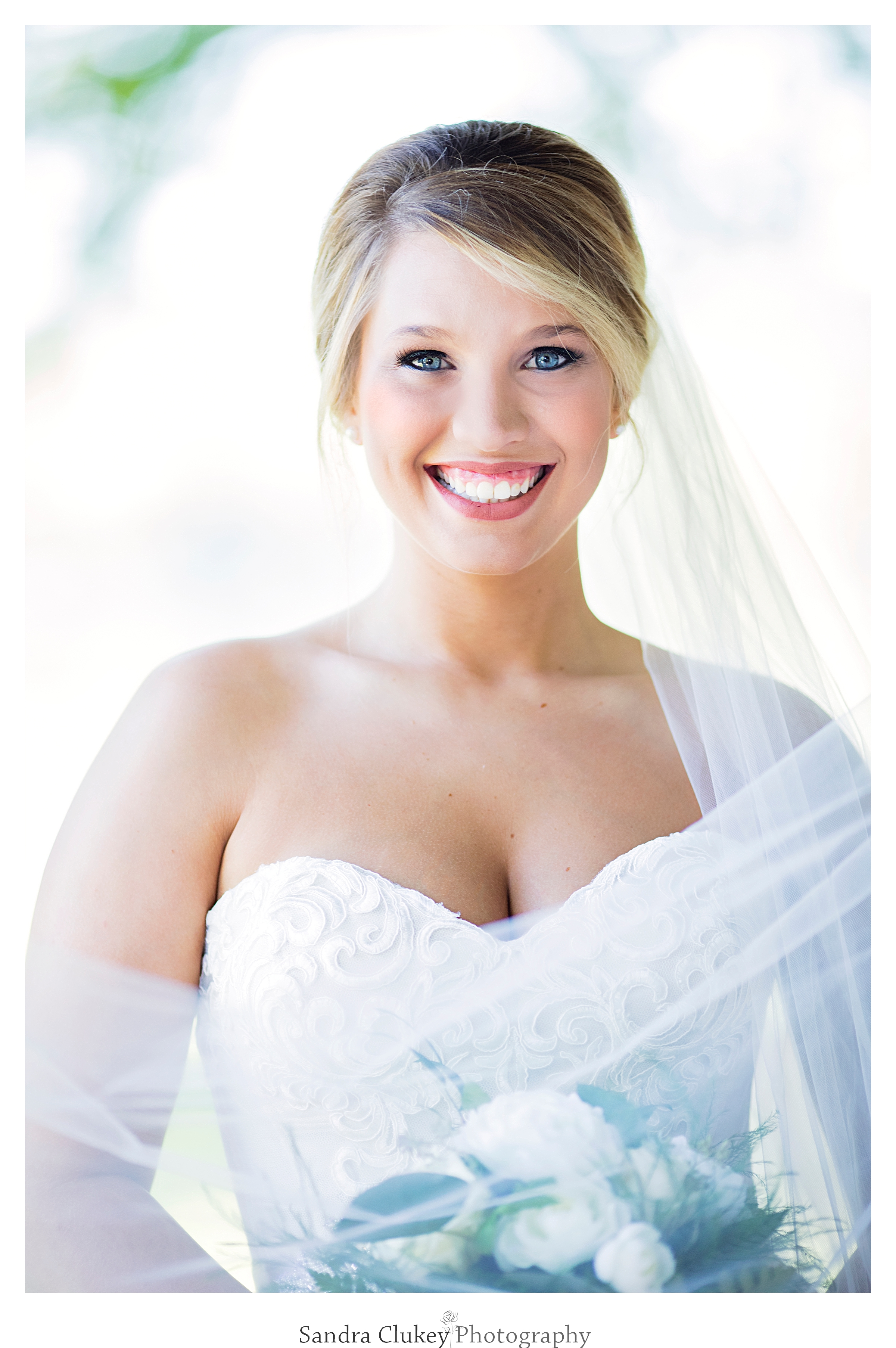 Beautiful bride at Tennessee RiverPlace