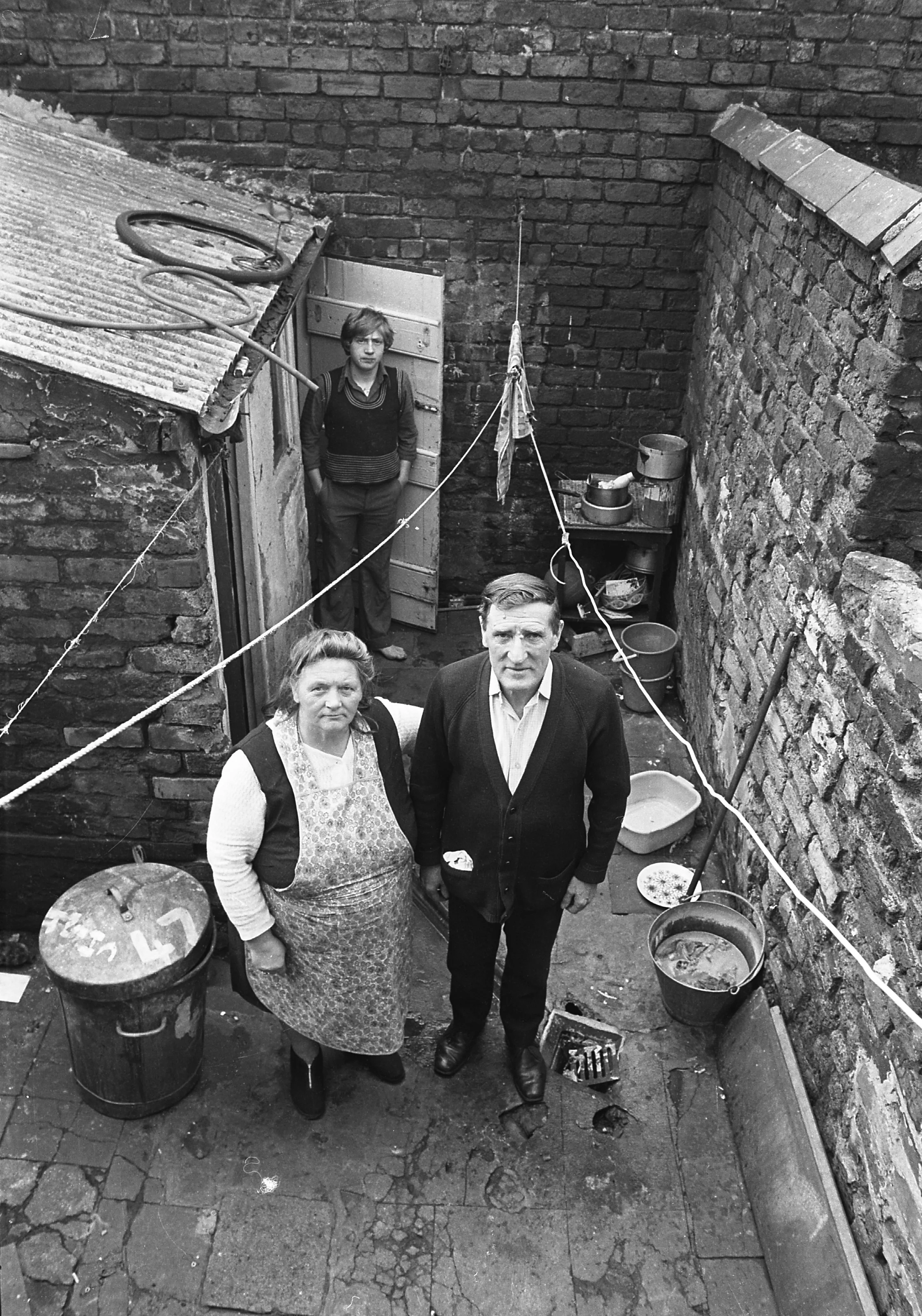 SR1974 - 33 Mrs Elliot with son Alan and husband Rolly.jpg