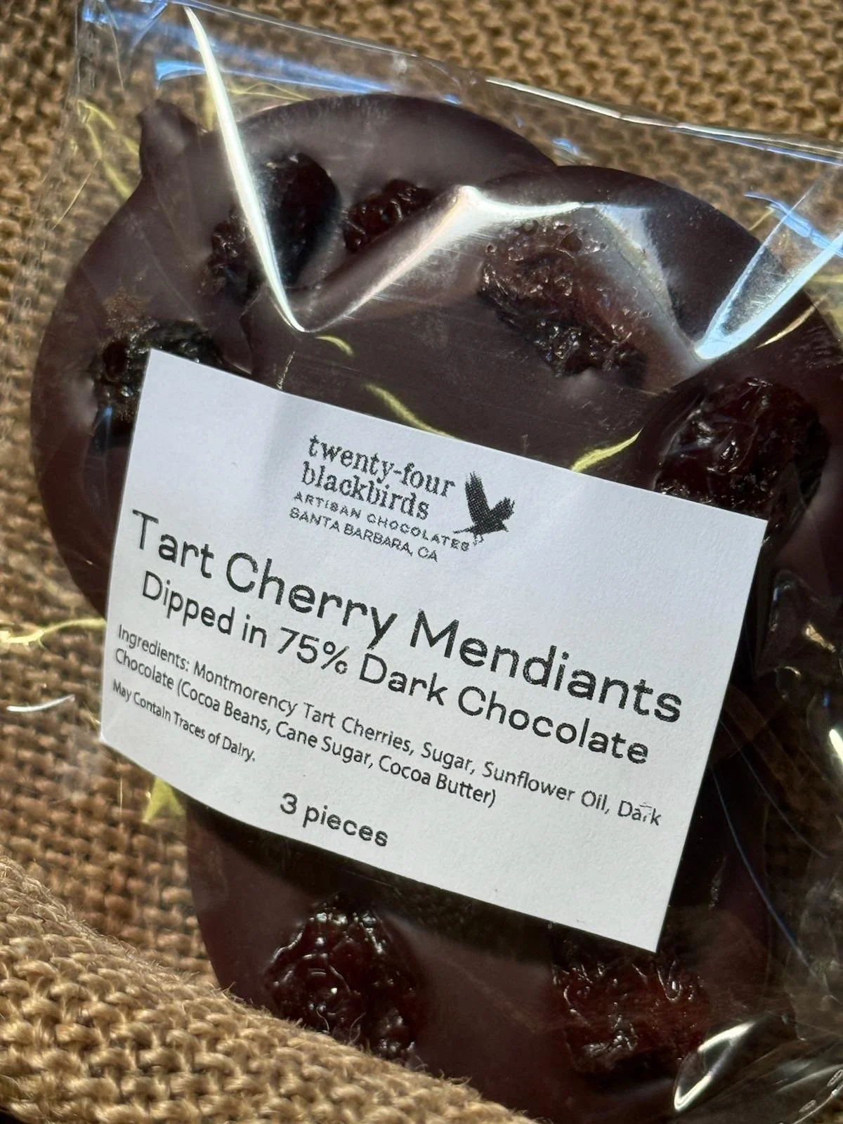 Tart Cherry Mendiants cu burlap.JPG