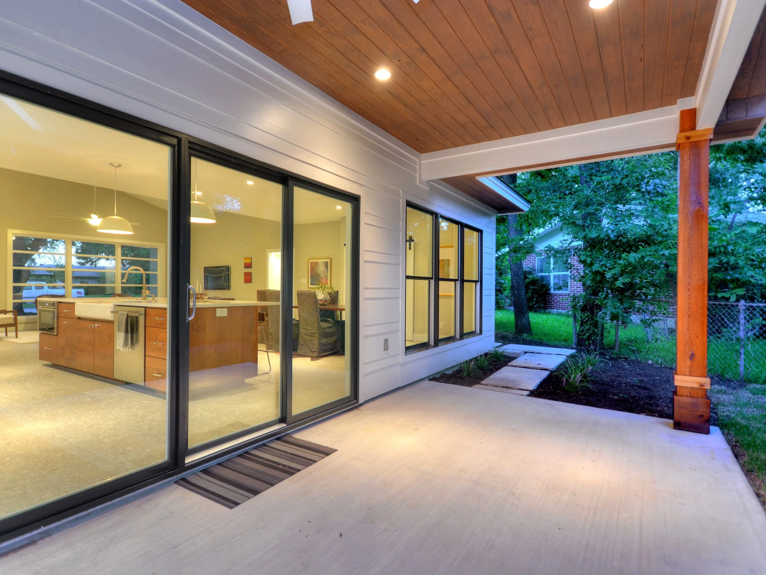 039_Covered Patio.jpg