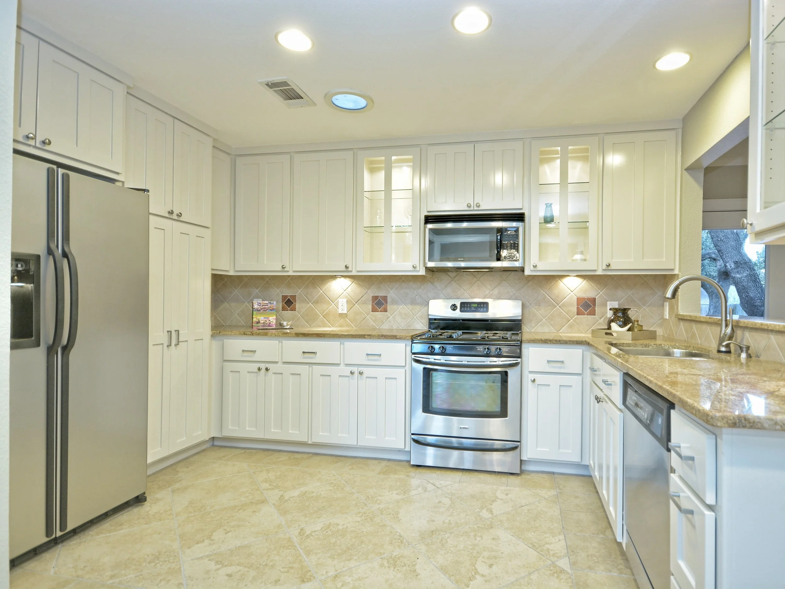 023_Kitchen.jpg