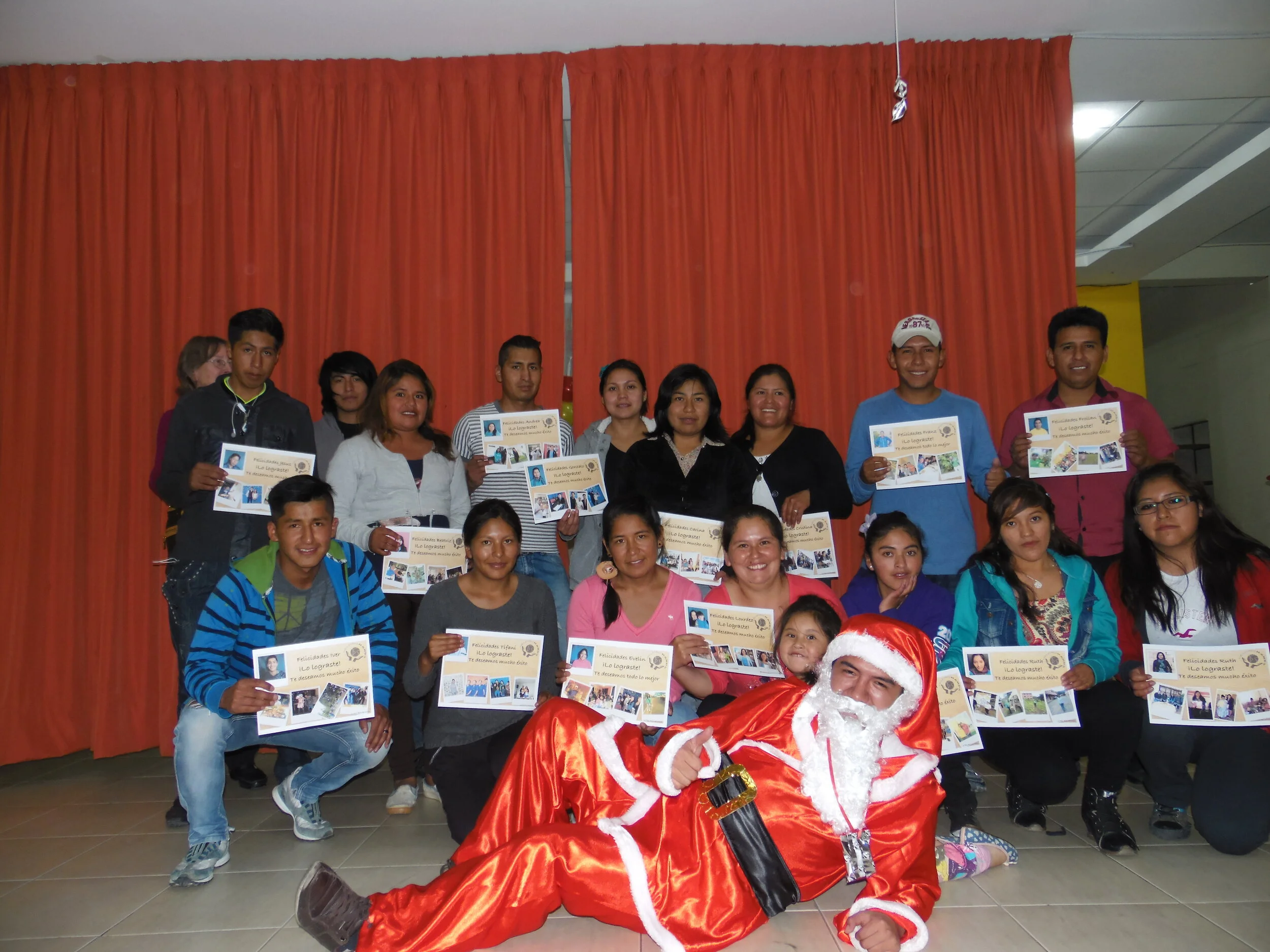 Estudiantes que egresaron de sus estudios reciben un reconocimiento de la Fundacion en la fiesta navideña.