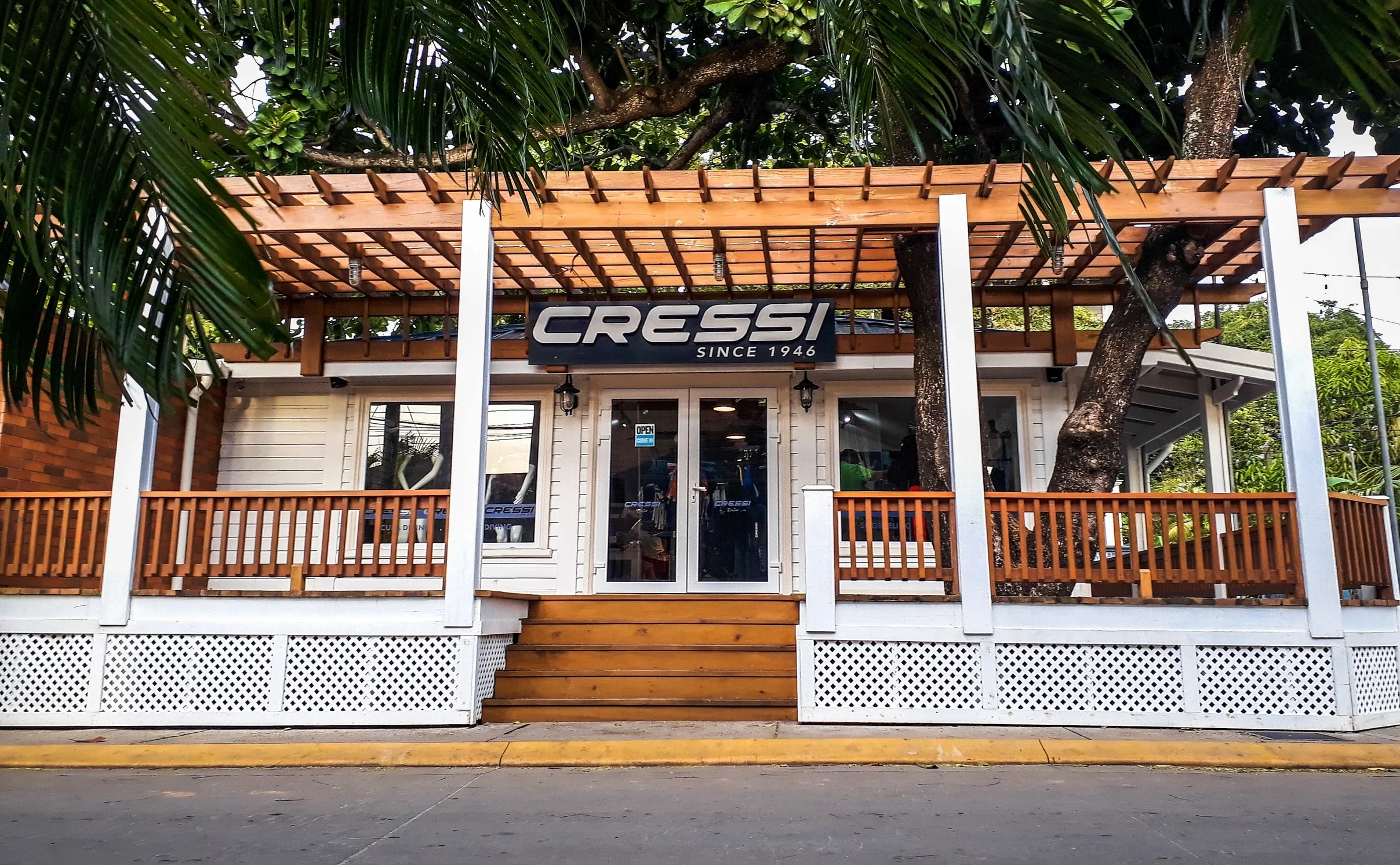 Cressi in West End.jpg