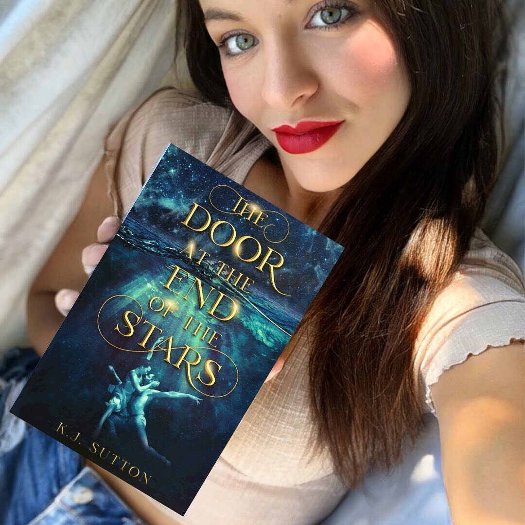 Happy birthday, THE DOOR AT THE END OF THE STARS 🎉 

My new book is officially available on Amazon! The link is in my bio. As always, it may take a few extra days for the paperback, and for other retailers to make the e-book available. Nonetheless, 