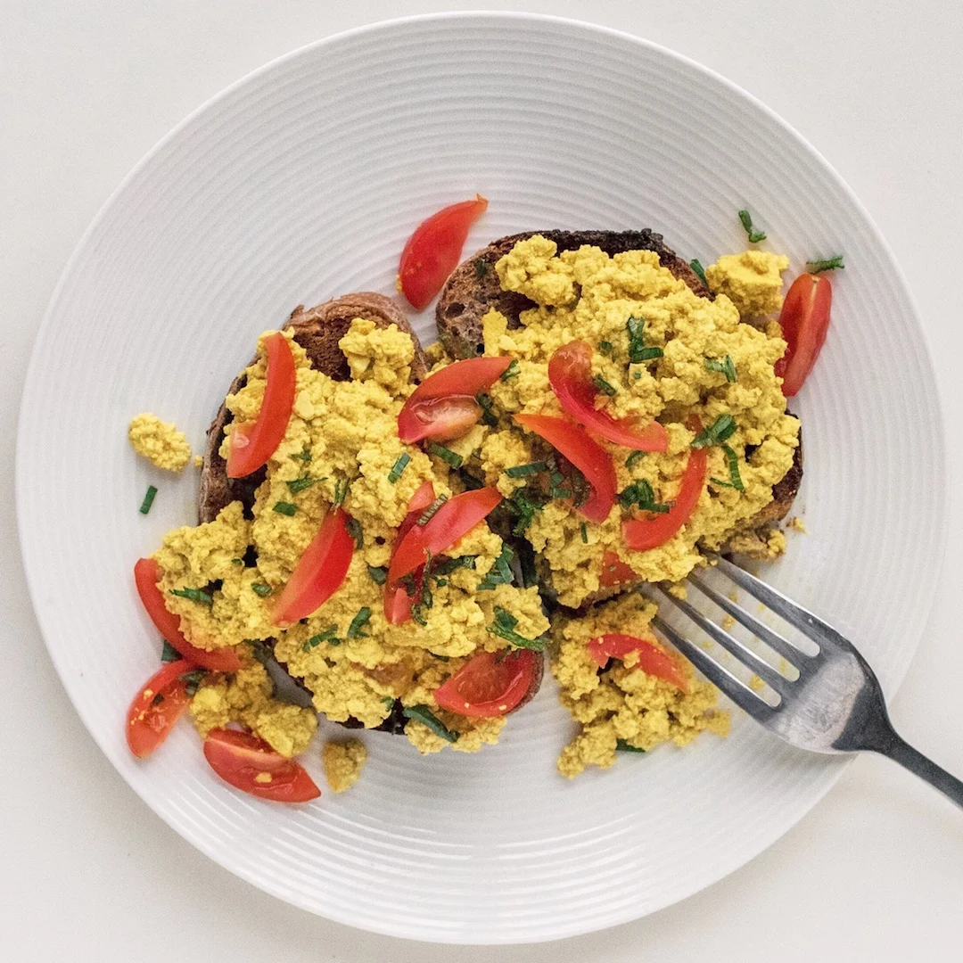 Scrambled Tofu på toast (vegansk äggröra)