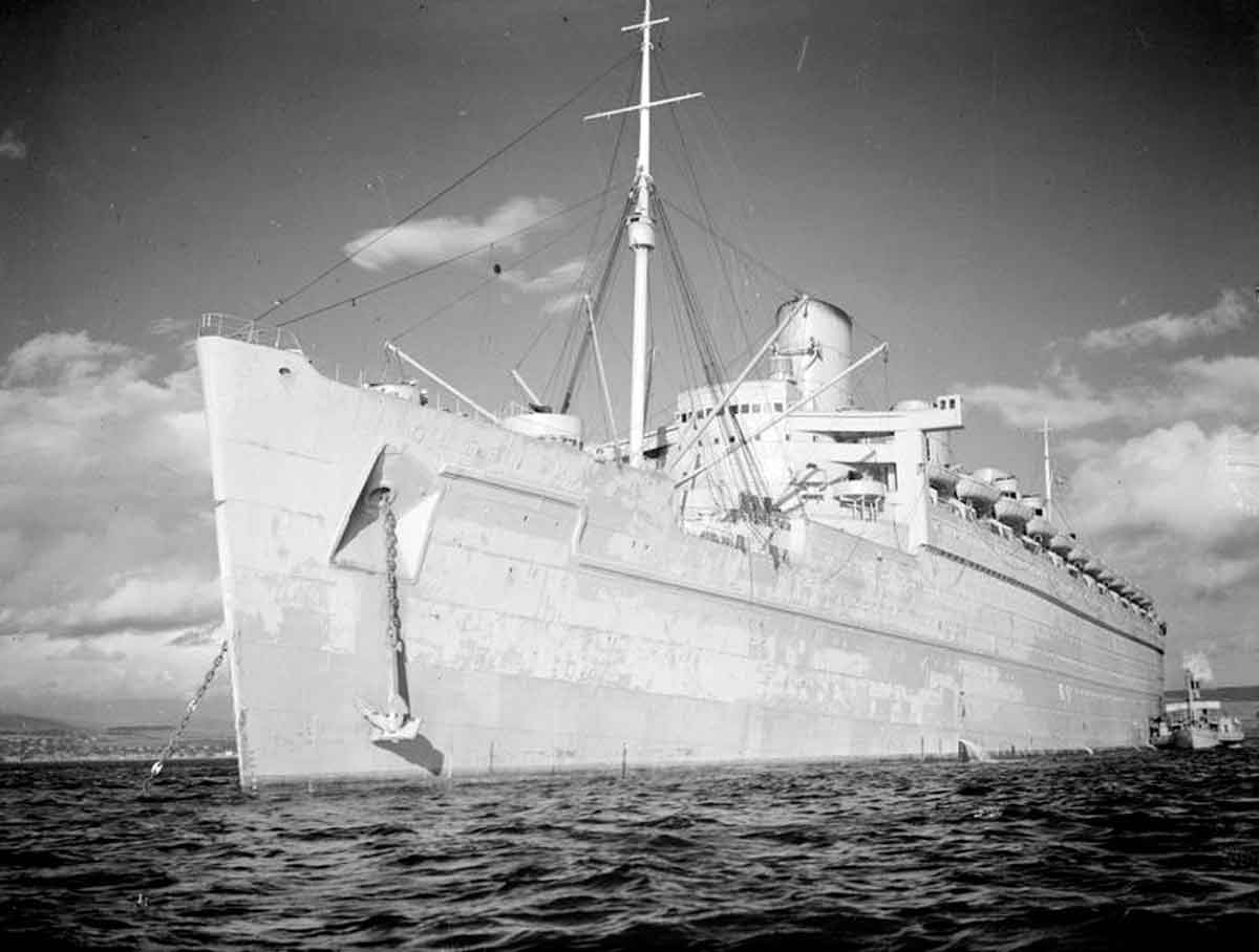 Port-bow-view-of-the-QUEEN-MARY-