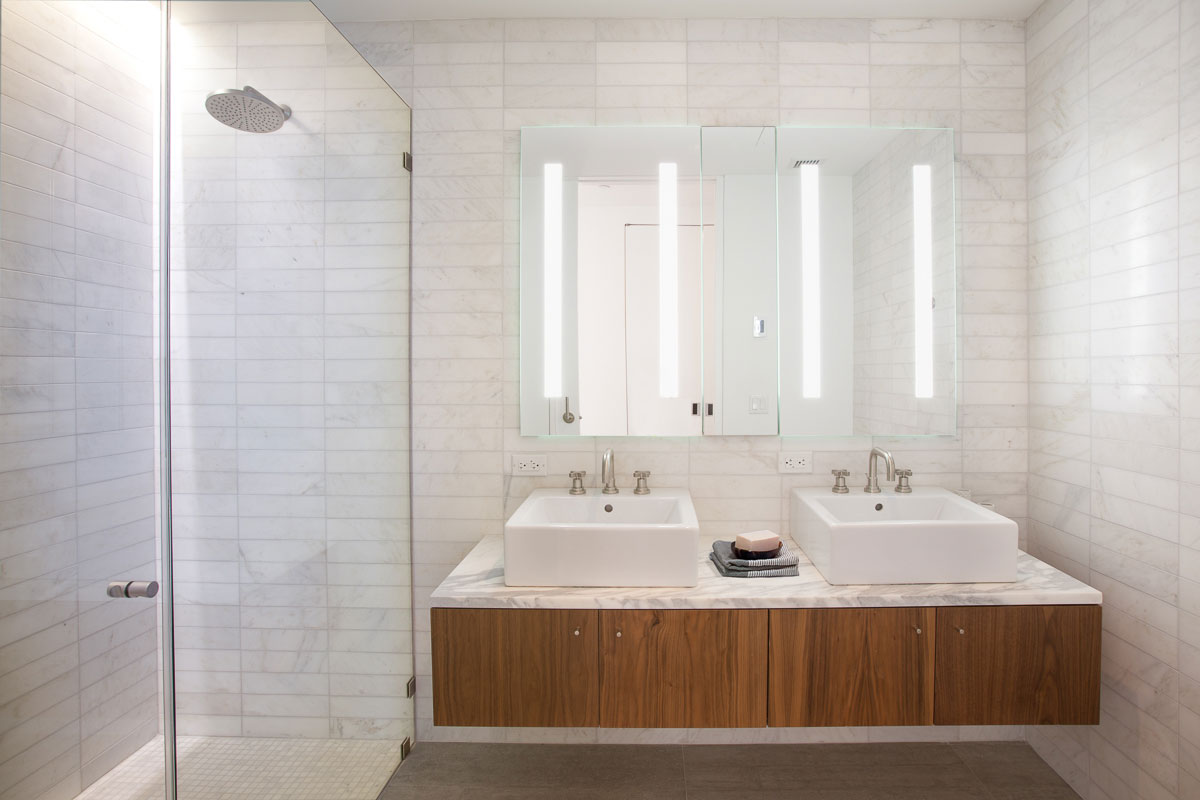 280-Metropolitan-Avenue_Photographs_5D_Master-Bath-With-Accessories.jpg