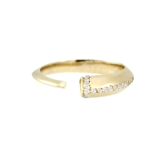 AKJ_HORN_RING_PAVE_RIDGE_YG_01_small.jpg