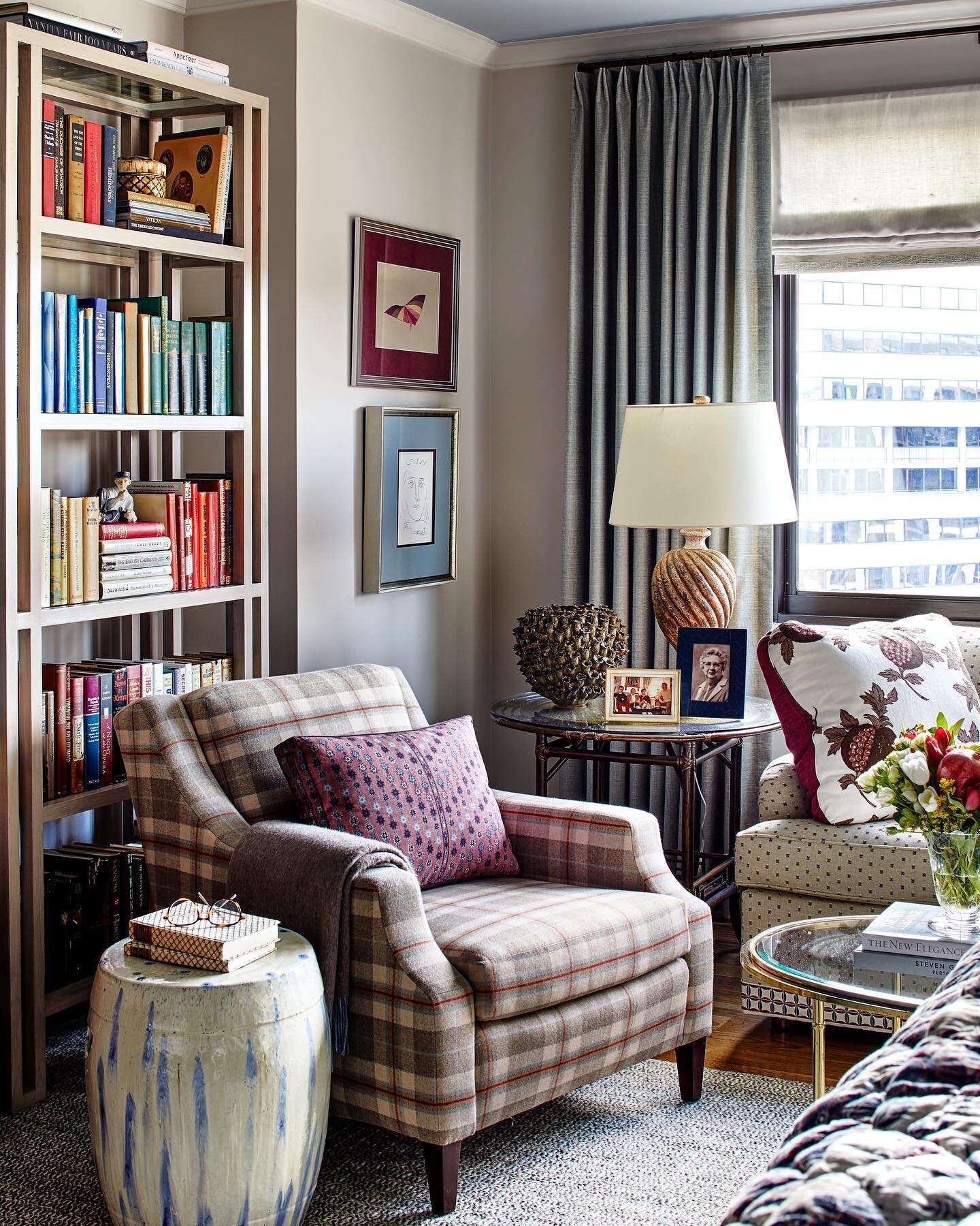 Cozy up with a good book 📚 this weekend&hellip;relax and unwind because reading is what? #fundamental 
&bull;
&bull;
Another beautifully captured photo 📸 @stacyzaringoldberg from our #foggybottomdc project. This layered sitting area from the #prima