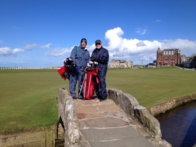 Bret (esquerda) e Jeremiah Dandoy em St. Andrews, na Escócia. 
