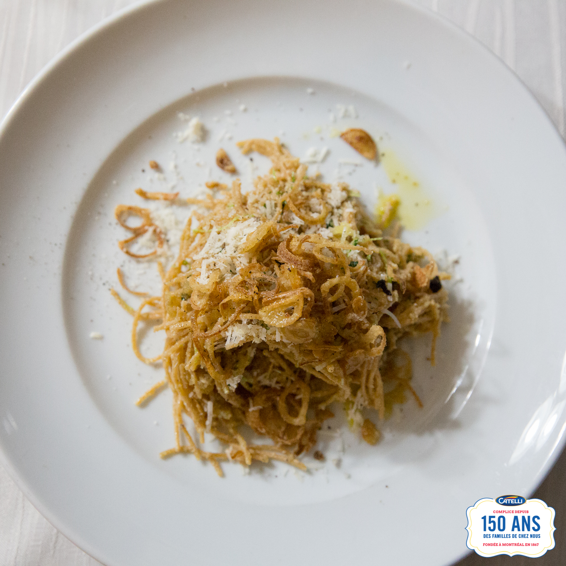 Le 2 service : spaghetti au pesto de noix de Grenoble avec parmesan et échalotes croustillantes.