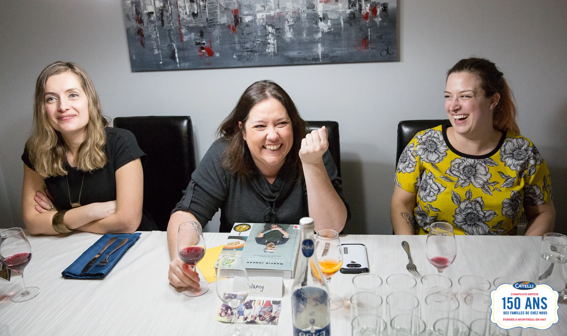 Coucou! Avec Nancy et Béatrice. (Je sais que j'ai un verre de vin. Je voulais goûter aux fabuleux vins natures de la collection personnelle de Martin. J'ai pris quelques gorgées; c'était totalement une occasion spéciale ! 🍷