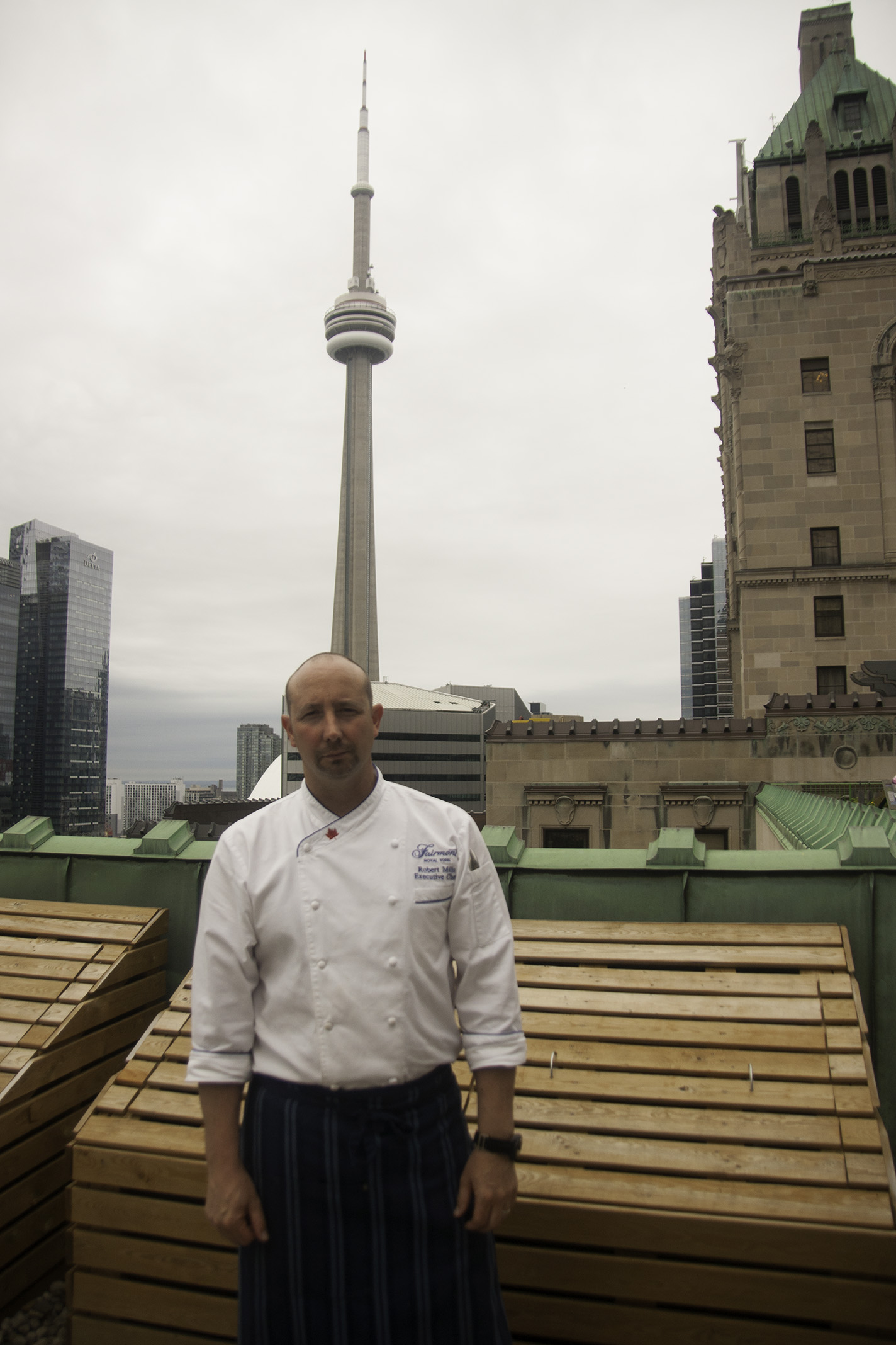 Robert Mills, qui avait le plus adorable accent de la Nouvelle-Zélande, et qui est responsable de tout cela! Malgré sa pose sérieuse, il était très sympathique, je vous le jure! Le dîner avait lieu à cet endroit parce que la cuisine utilise déjà les plats Rubbermaid pour la conservation et la mise en place et qu'il a donc pu nous en parler.