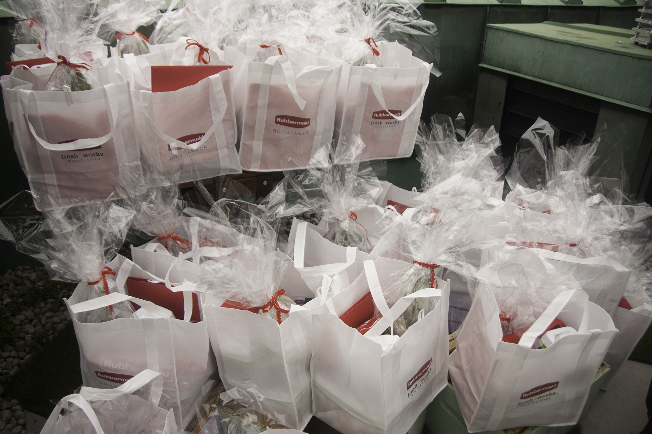 Les sacs-cadeaux pour les blogueurs! Chacun de ces sacs était rempli de contenants Rubbermaid avec tout le souper déjà prêt (le concept était que le chef faisait le souper pour vous ce soir-là) : filet mignon et sauce chimichurri, salade, légumes, trifle et petits fruits. Il y avait également plein de fines herbes et du miel de la ruche. OMG! Josiane et moi n'en avons pas eu par contre, parce que nous ne pouvions ramener ça dans l'avion! 😭