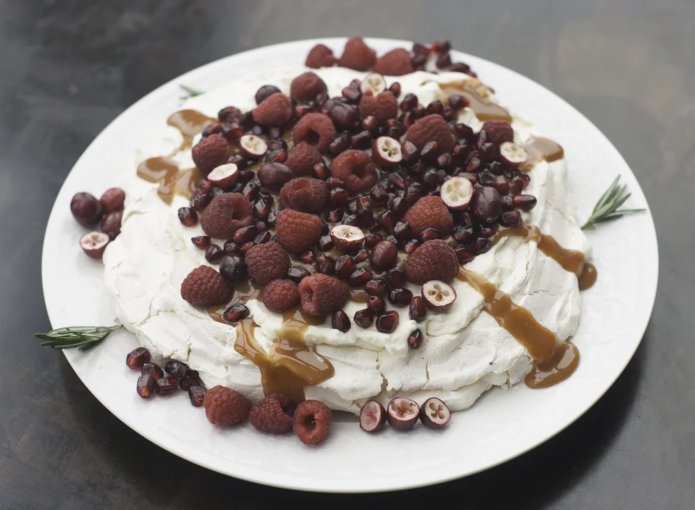 Pavlova Aux Petits Fruits Rouges Et Au Caramel Le Tablier Du Dimanche