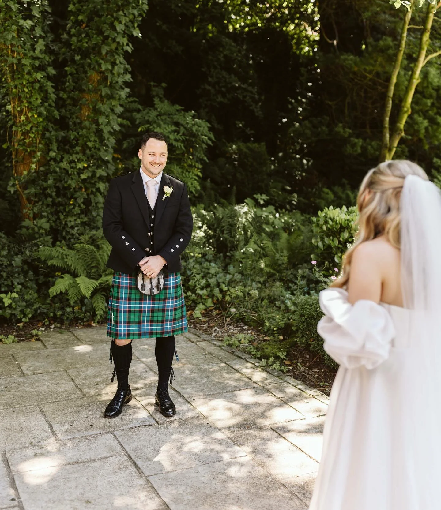 First look between Vera &amp; Alex! Sent out this gallery last night and woke up to the most heartfelt message from Vera 🥹 thank you! 

#glasgowwedding #glasgowweddingvenue #crossbasketcastle #crossbasketcastlewedding #glasgowweddingphotographer #fi
