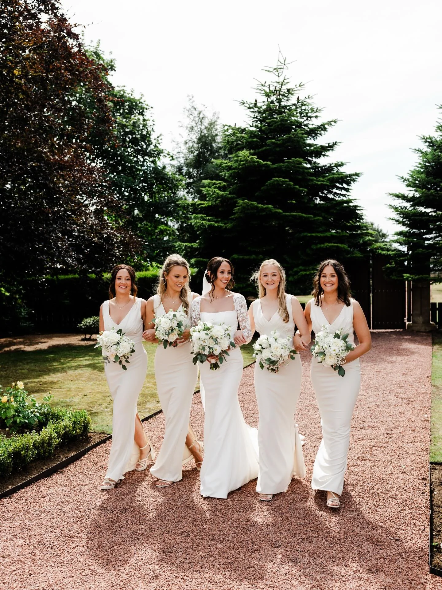 Rebecca with her bridesmaids at @lochgreen 

#bridalparty #bridemaids #lochgreenwedding #ayrshireweddings