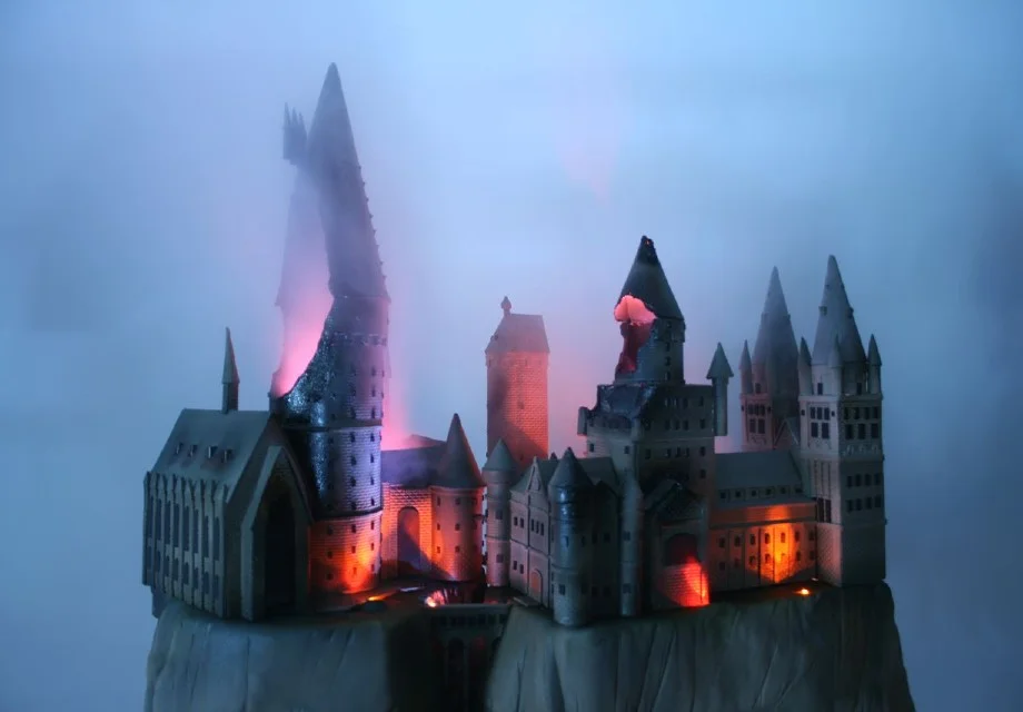 hogwartsonfiirecake1small copy.jpg