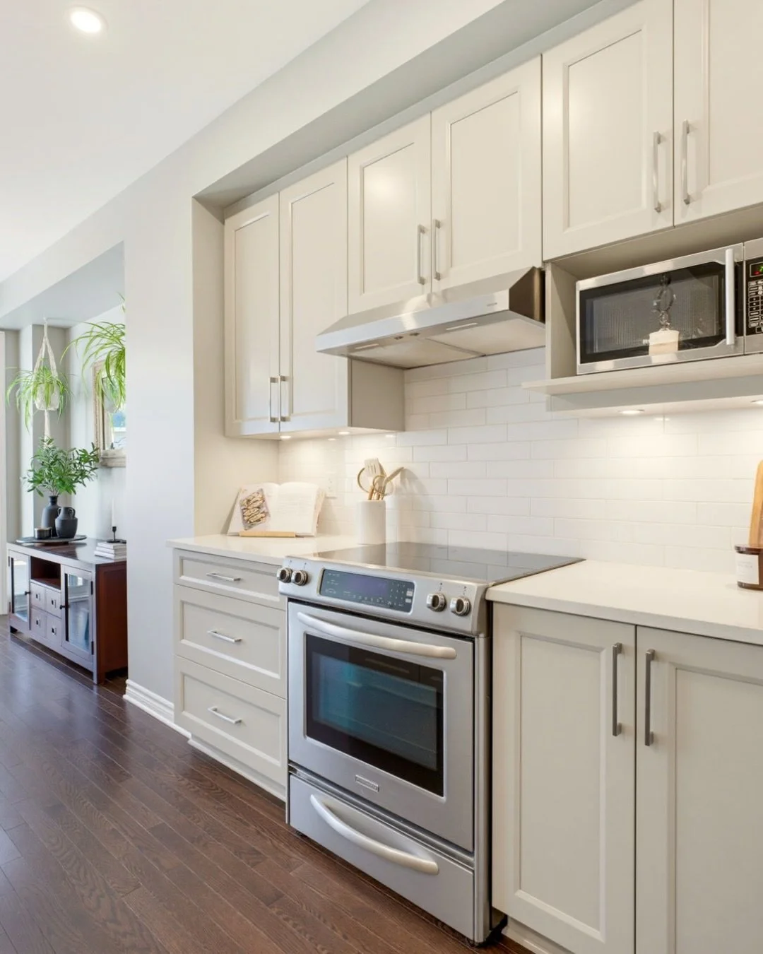 📍 STITTSVILLE | 3 BED | 2.5 BATH | FREEHOLD

Welcome to 322 Cosanti Drive in Stittsville&rsquo;s sought-after Edenwylde community.

Bright, open-concept living, beautiful hardwood floors, a modern kitchen with quartz countertops, a cozy gas fireplac