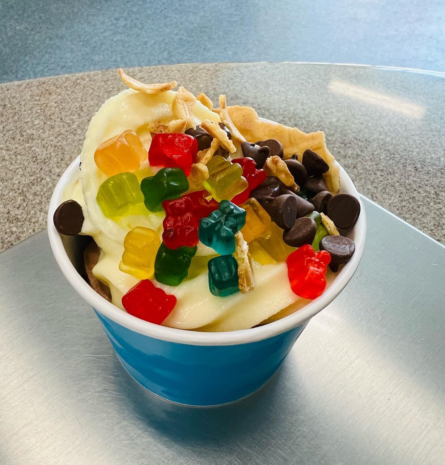 Here is an awesome FroYo a guest made today! 🎉👏🏽
.
.
We also have Tillamook Ice Cream, Alpenrose Soft Serve Ice Cream &amp; Tazo Tea Drinks 🎉
.
.
#FrozenYogurt #FroYo #Sorbet #IceCream #Desserts #DairyFree #Vegan #GlutenFree #SugarFree #Delicious