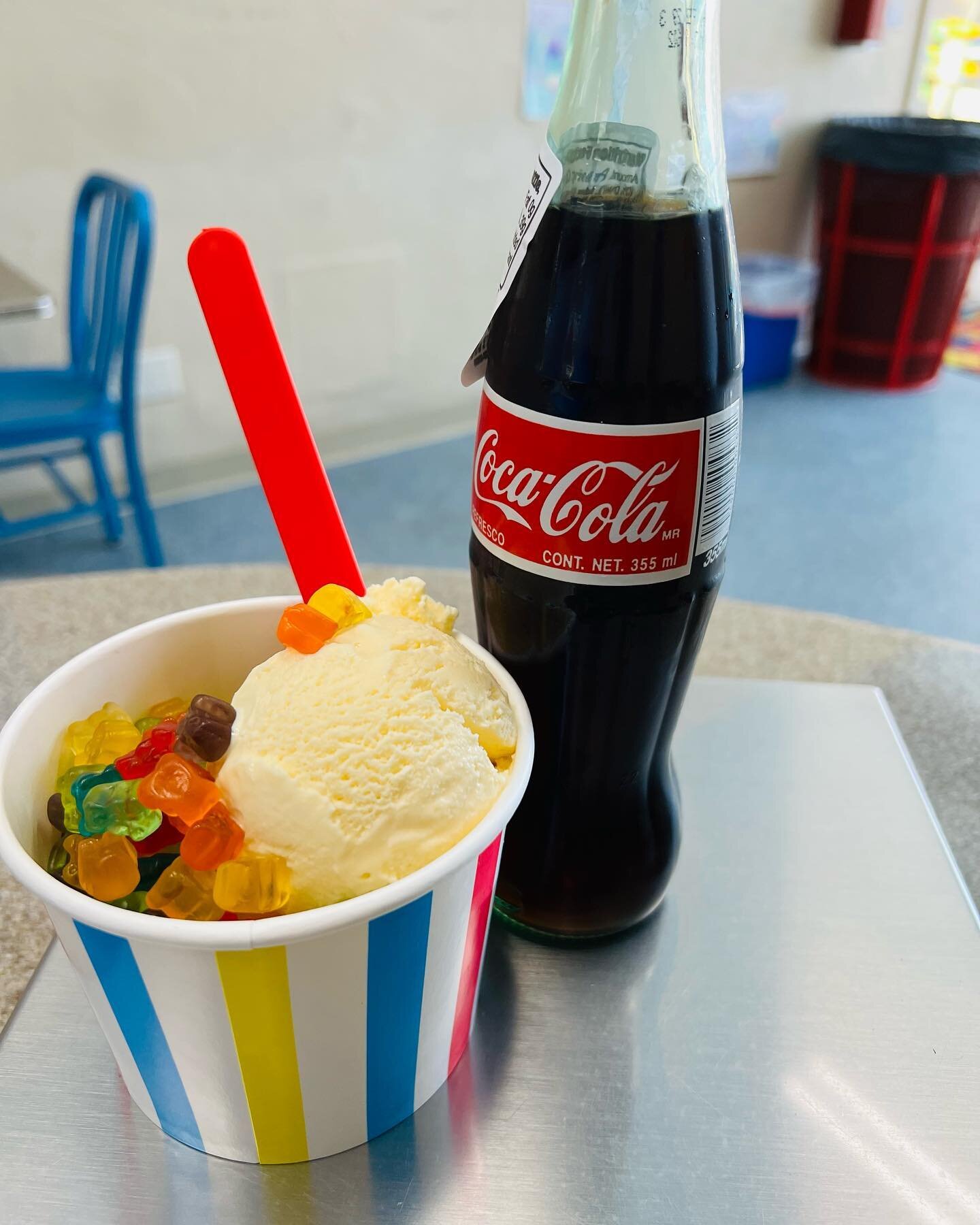 @tillamook French Vanilla Ice Cream, @albanesecandy Gummy Cubs &amp; @thecocacolaco soda pop all available @lighthouseyogurt 😋
.
.
We also have Tillamook Ice Cream, Alpenrose Soft Serve Ice Cream &amp; Tazo Tea Drinks 🎉
.
.
#FrozenYogurt #FroYo #So