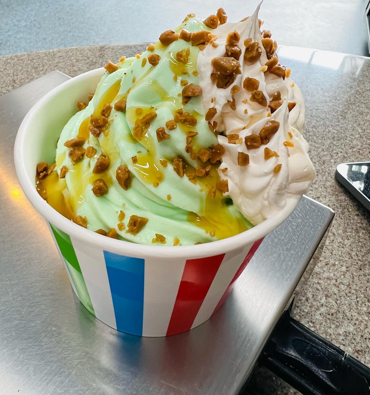 Green Apple FroYo, Ghirardelli Caramel, Skor Toffee &amp; Whip Cream ❤️ 😋
.
.
Happy Third Thursday Y&rsquo;all 🎉
.
.
We also have Tillamook Ice Cream, Alpenrose Soft Serve Ice Cream &amp; Tazo Tea Drinks 🎉
.
.
#FrozenYogurt #FroYo #Sorbet #IceCrea