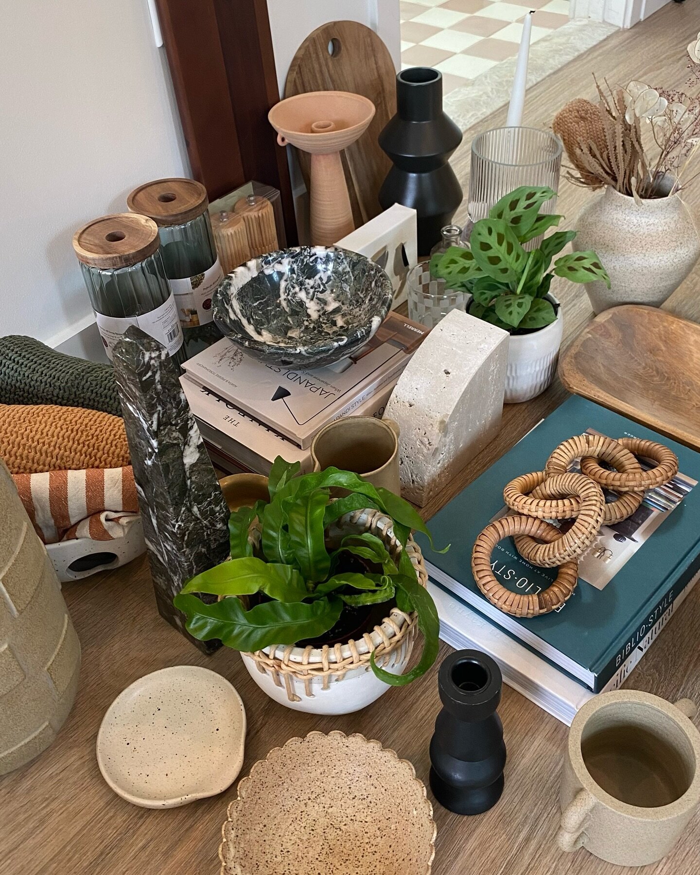 Prepping all the things for next week&rsquo;s photoshoot for Project #StayInMtWashington with the best in the biz @charlotteleaphotography 
.
.
.
#StayInteriors #InteriorStyling #InteriorDesign #CurrentDesignSituation #InteriorLovers #CaliforniaCasua
