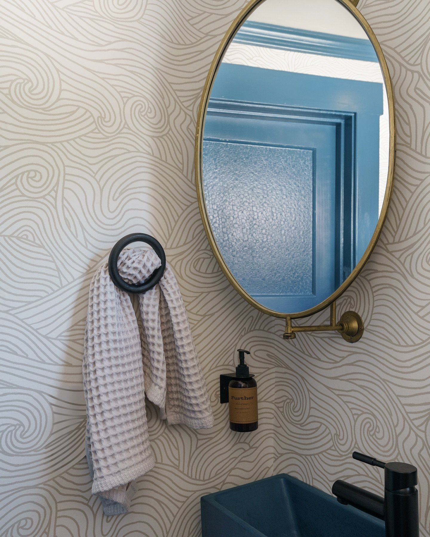 A renovation isn&rsquo;t always necessary to make a big impact. By adding wallpaper, paint, a fun concrete sink + new mirror - this is one pretty space now! 

Project #StayInKenwood
📷 @charlotteleaphotography 
.
.
.
#StayInteriors #PowderBath #Bathr