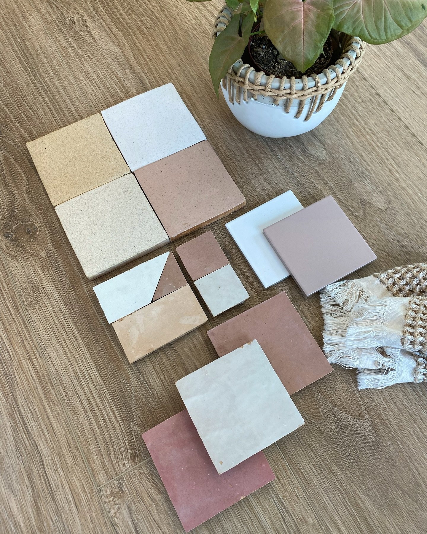 FLAT LAY FRIDAY // Playing around with different tiles for a fun space. Nothing set just yet but it&rsquo;s sure getting exciting with these colors + textures!
.
.
.
#StayInteriors #CurrentDesignSituation #FlatLayInspiration #FlatLay #PinkTile #Bathr