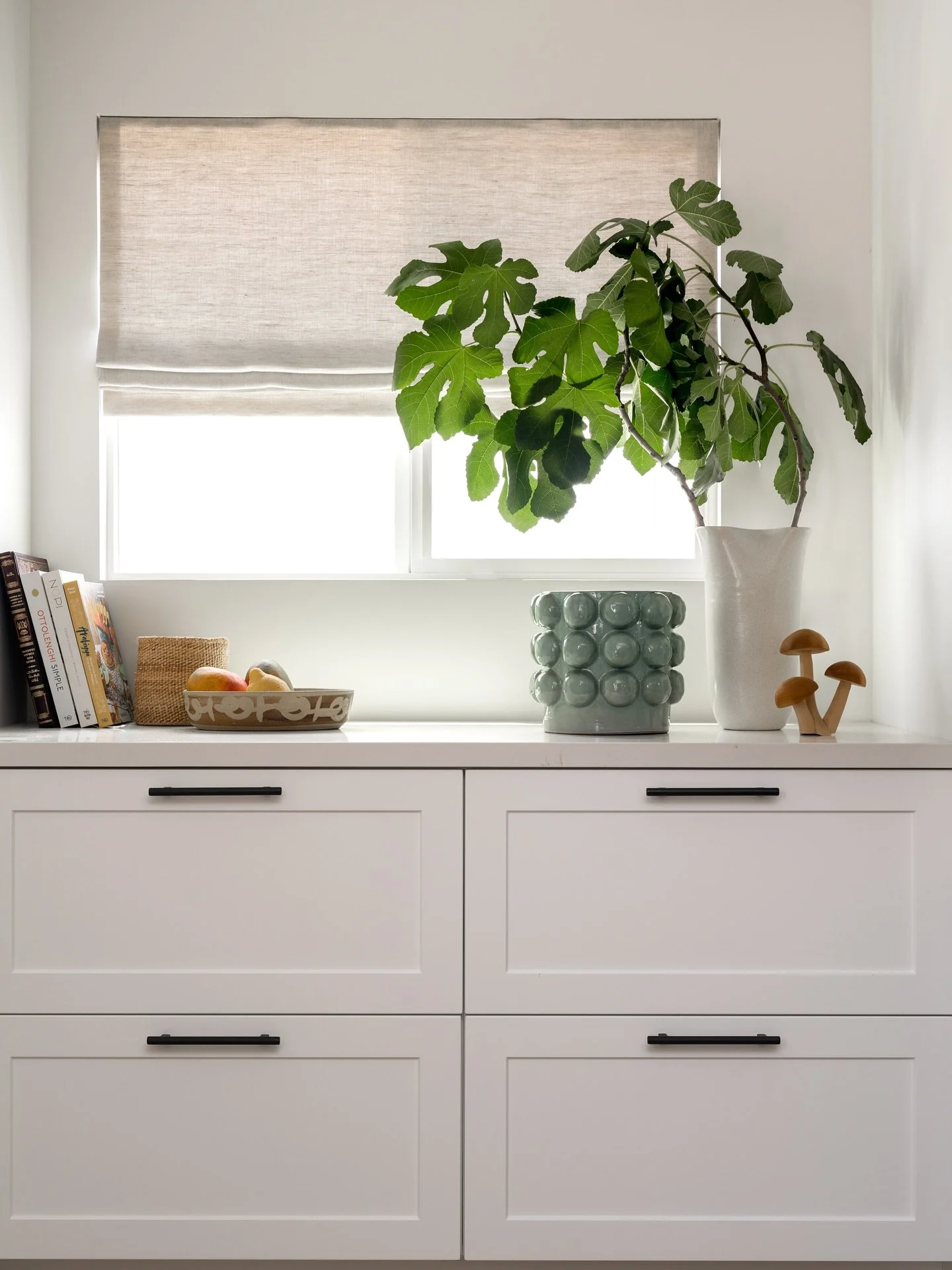 Crisp and clean with a dash of color ☀️Classic white shaker cabinets meet a seaglass-colored zellige backsplash, bringing effortless summer vibes all year long! 

Project #StayInWestchesterADU
Design @stayinteriors_la 
Styling @lemo_lb 
Photo @charlo