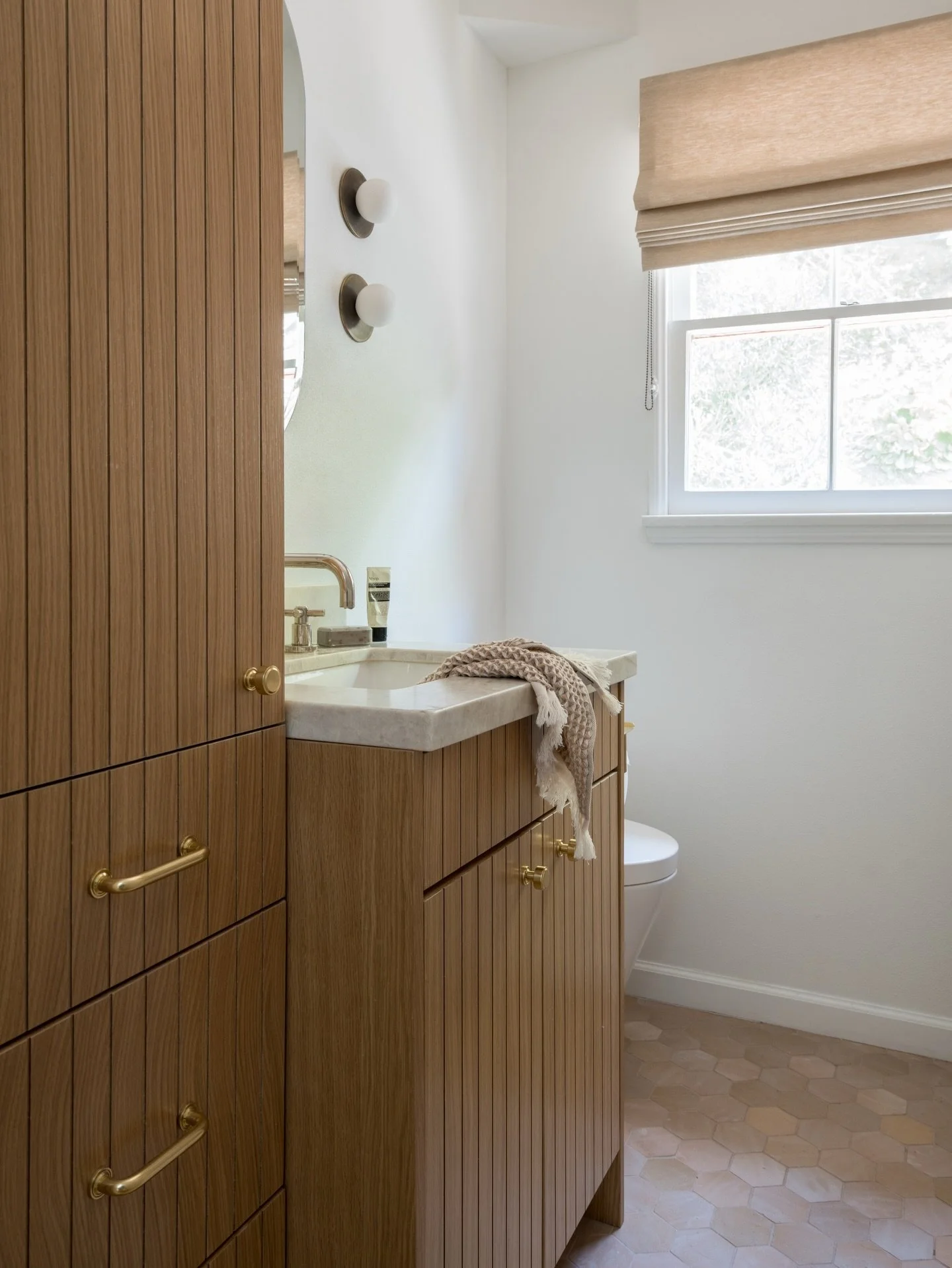 Storage upgrade was in order this bathroom, then made beautiful with custom white oak cabinetry!

Project #StayInMtWashington
Design @stayinteriors_la 
Build @groundupbuildersla @uzizaray 
Photos @charlotteleaphotography 

Los Angeles Interior Design