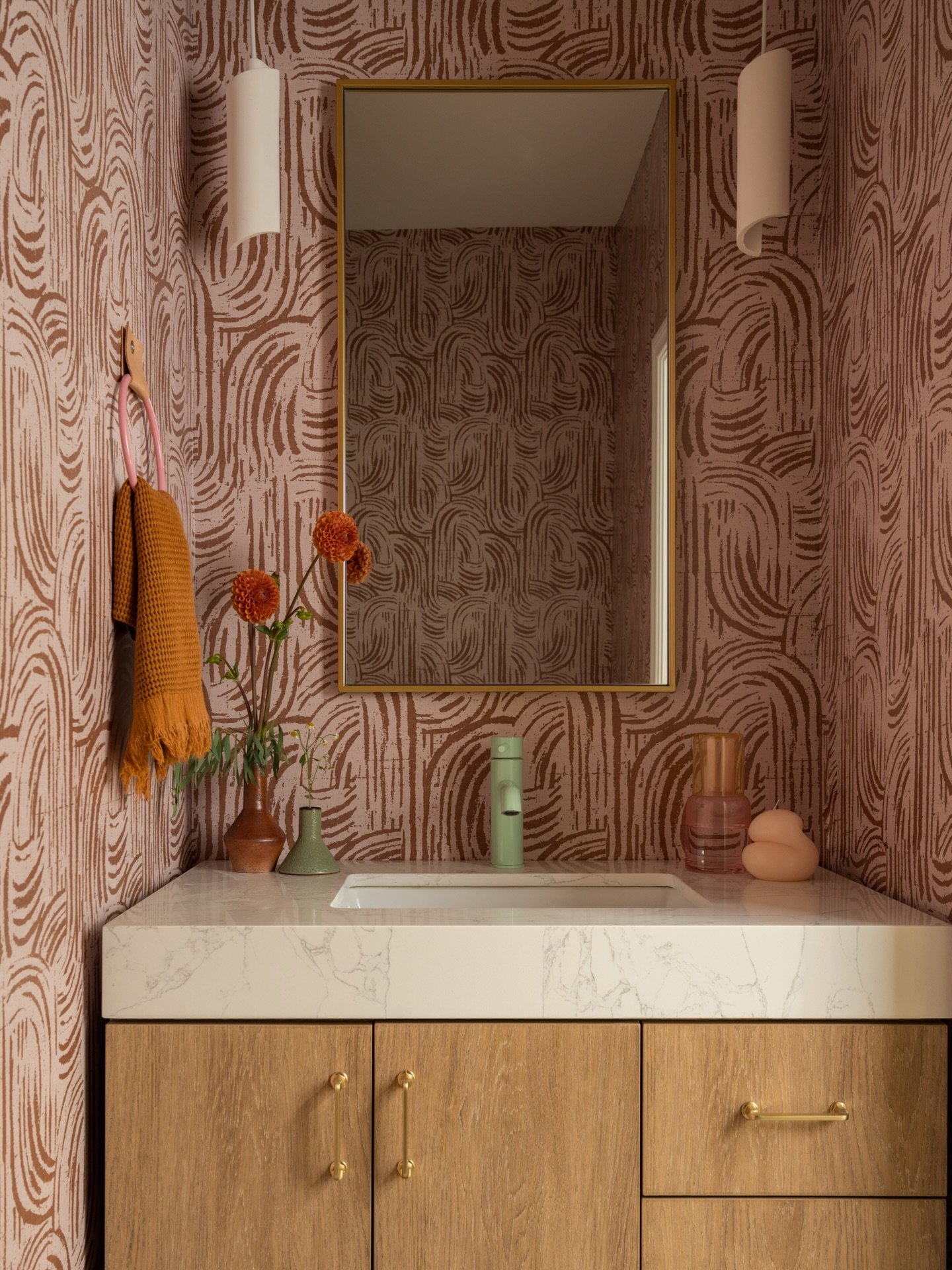 Always finding ways to add wallpaper somewhere 😉 Powder bathrooms are usually an easy entry for those that may be hesitant about wallpaper but are curious to try it in their home. 

Project #StayInWestchester
Design @stayinteriors_la 
Styling @lemo_