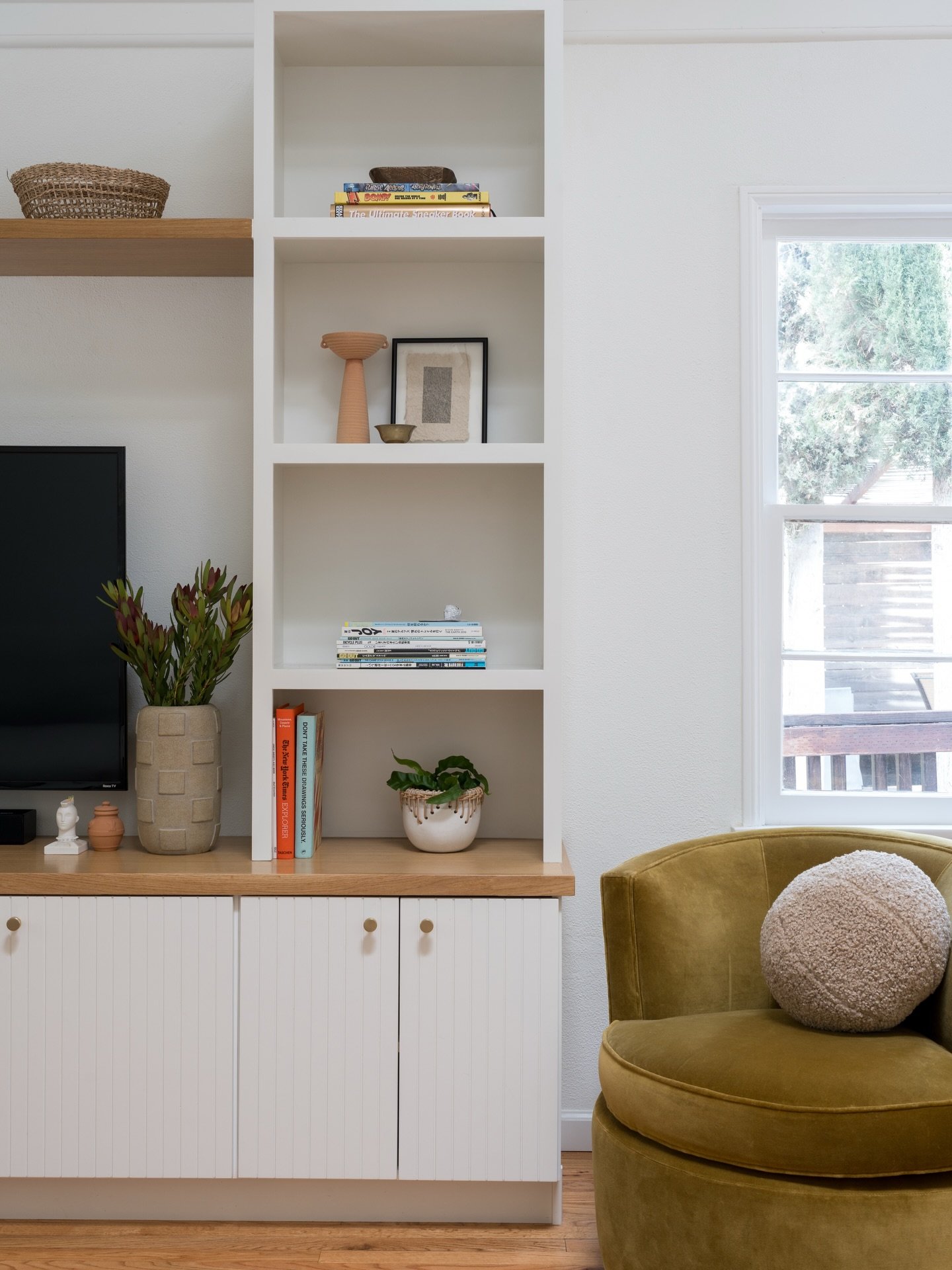 Pretty shelves for all the books, zines, art, and collected objects! Adding custom built-ins completely transformed this living room layout and style. 

Project #StayInMtWashington
Design and styling @stayinteriors_la 
Build @groundupbuildersla 
Phot