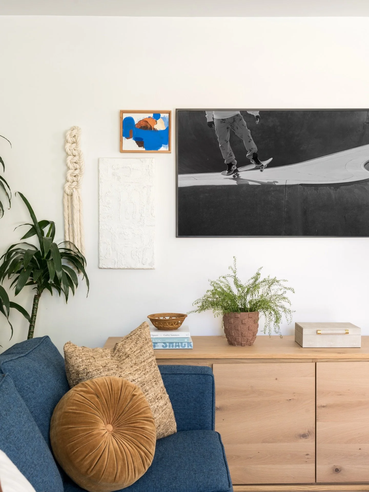 Where laid-back meets collected cool. This pool house leans into contrast for that effortless vibe: cool blues, warm leather, layers of art, and curtains that frame the view to the pool just right.

Project #StayInJune 
Design/Styling @stayinteriors_