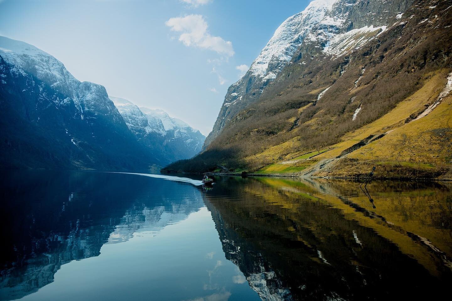 A stunning world we live in, and even photos still can&rsquo;t do it justice. &bull;
&bull;
&bull;

#earthday #nature #mynorwaystories #visitflam #norway #fjords #exploretocreate #bestofnorway #norge #scandanavia #travelstoke #norwegianheritage #gone