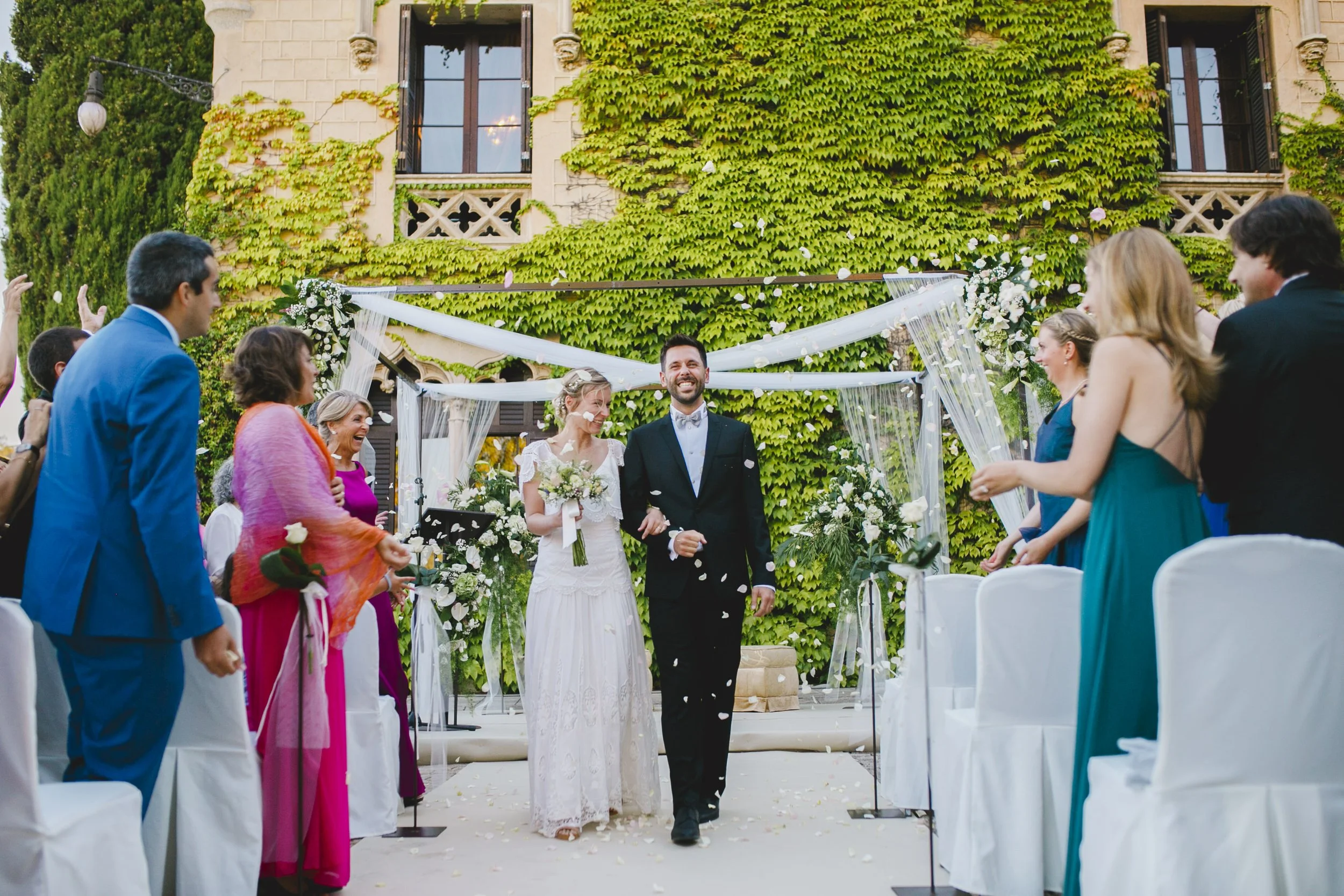wedding-photographer-barcelona-castell-jalpi-confetti-aisle.jpg.jpg