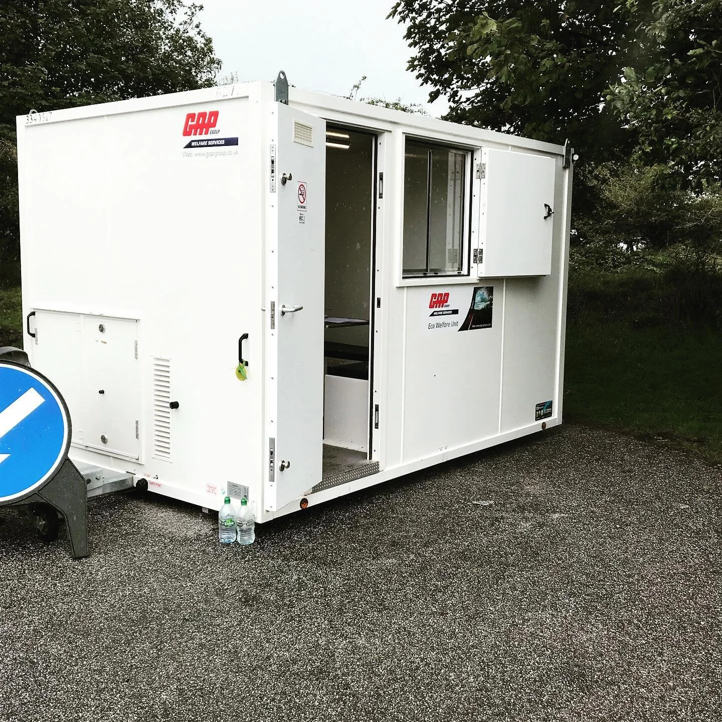 The lads were glad to have the welfare unit today #southwestlakestrust #collifordlake #building #construction #welfareunit  #cornwall #refurb #rainedallday #raining #philstroutcontractors