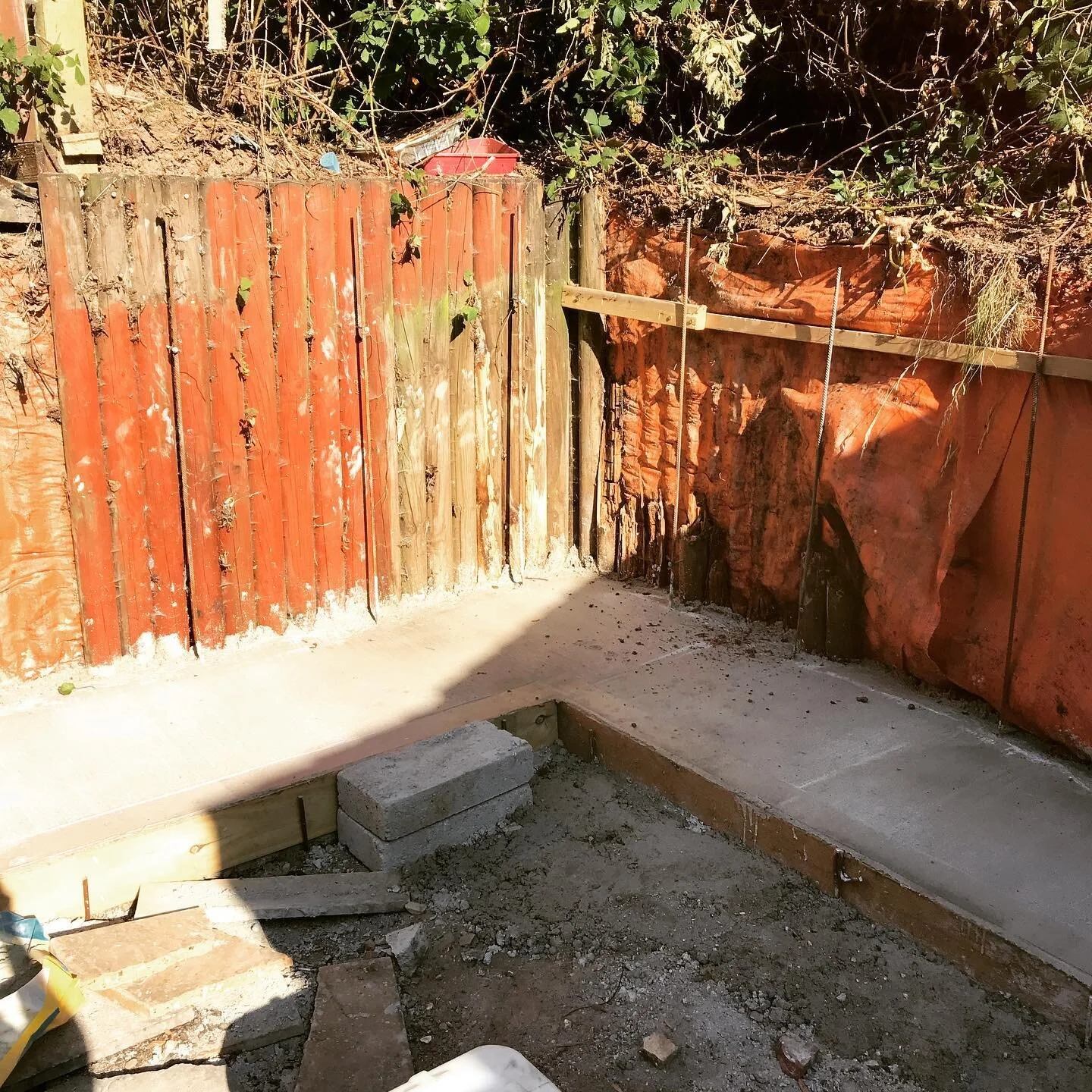 A retaining wall,fence and patio lift and relay #patio #retainingwall #blockwork #fencing #patio #building #construction #liskeard #looe #launceston #philstroutcontractors #cornwall #southeastcornwall #happycustomer #philstroutcontractors