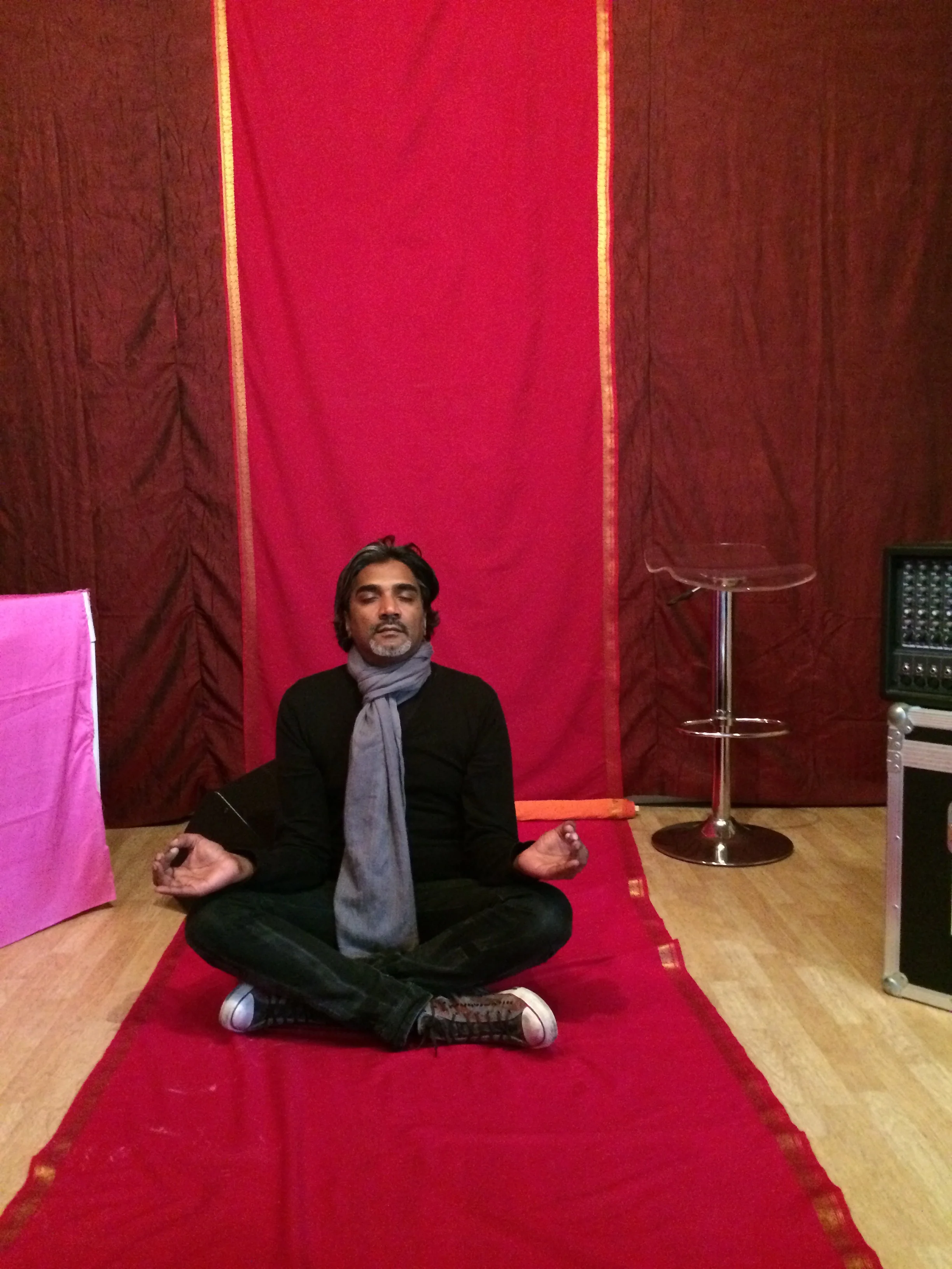Before the show, rien de tel qu'une petite séance de yoga !