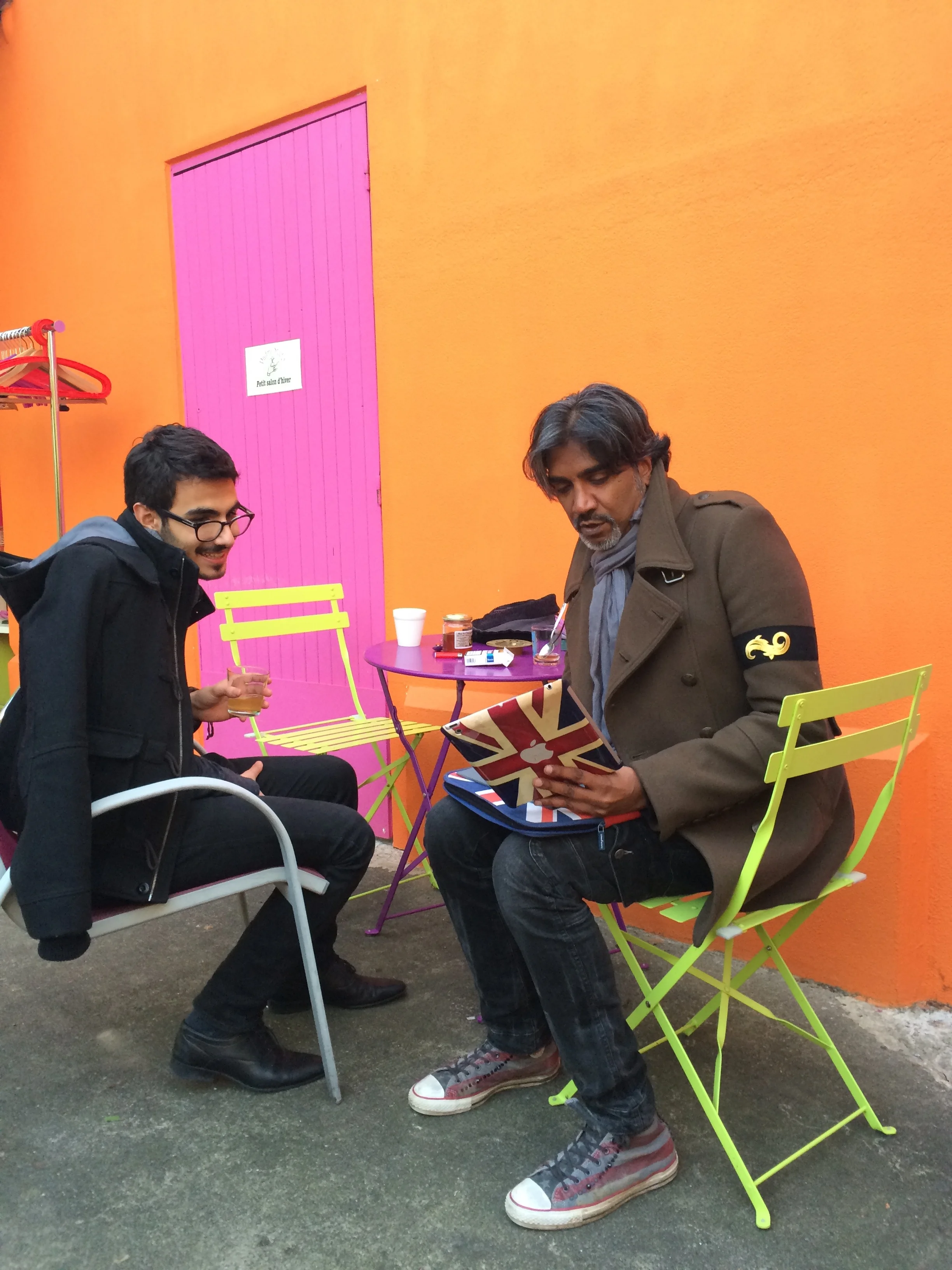 Aleks et Vinou peaufinent le choix des chansons, dans la cour indienne du Padma