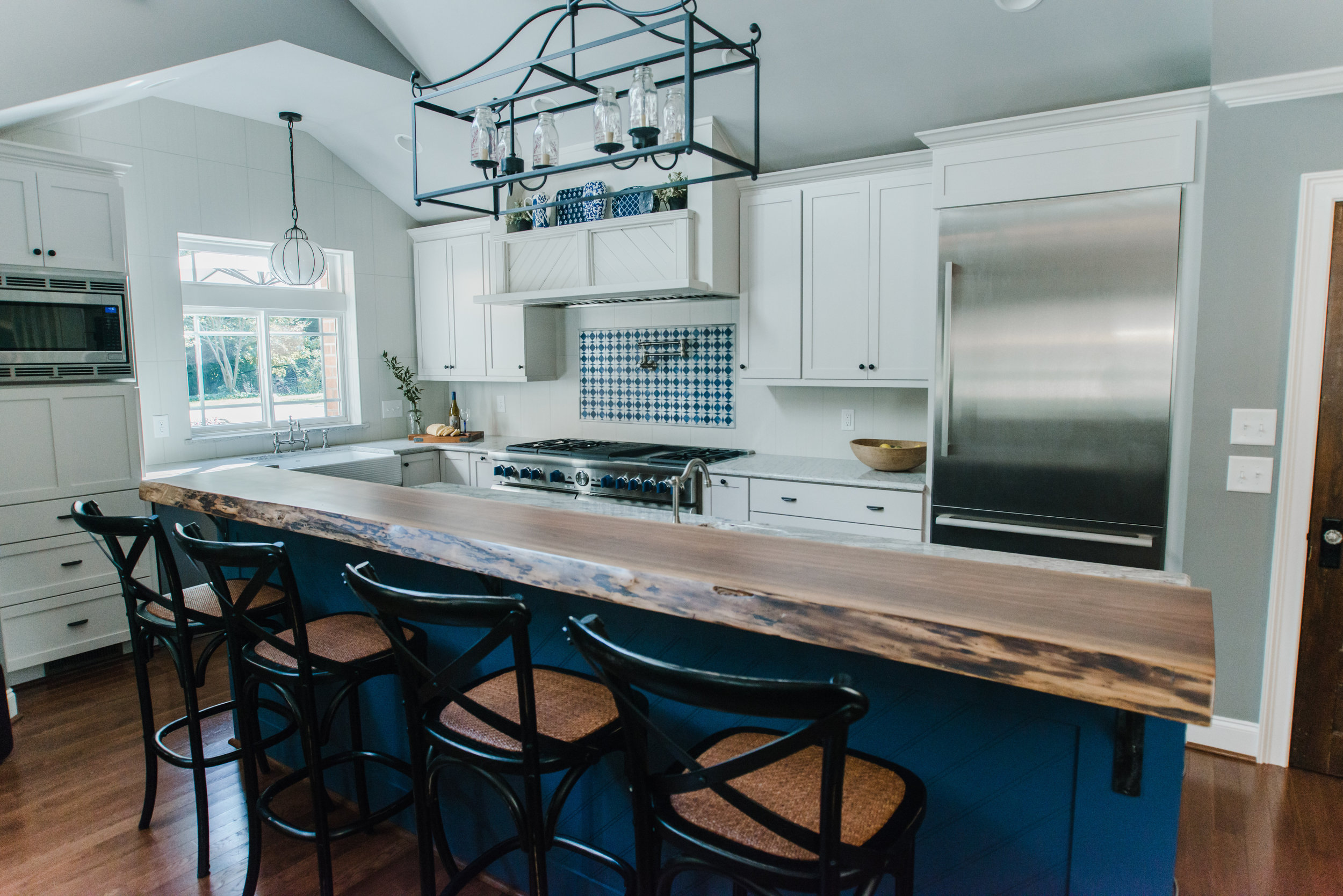 A clean white and blue kitchen design by NC Lake Norman interior designer, 180 Spaces.