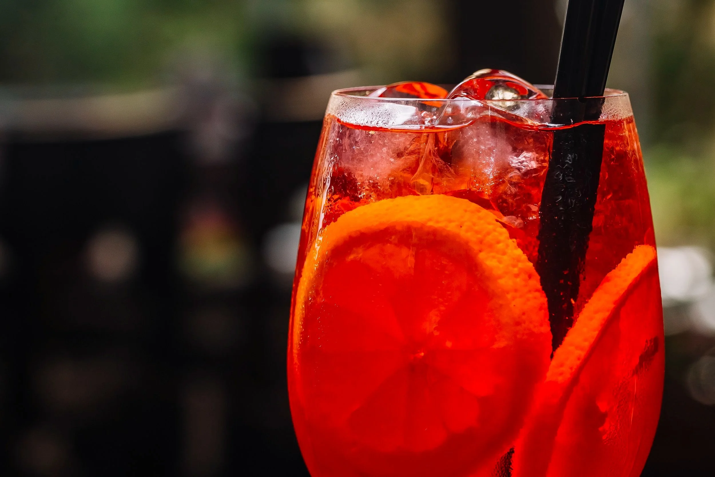 aperol-spritz-sliced-orange-prosecco-soda-ice-side-view.jpg