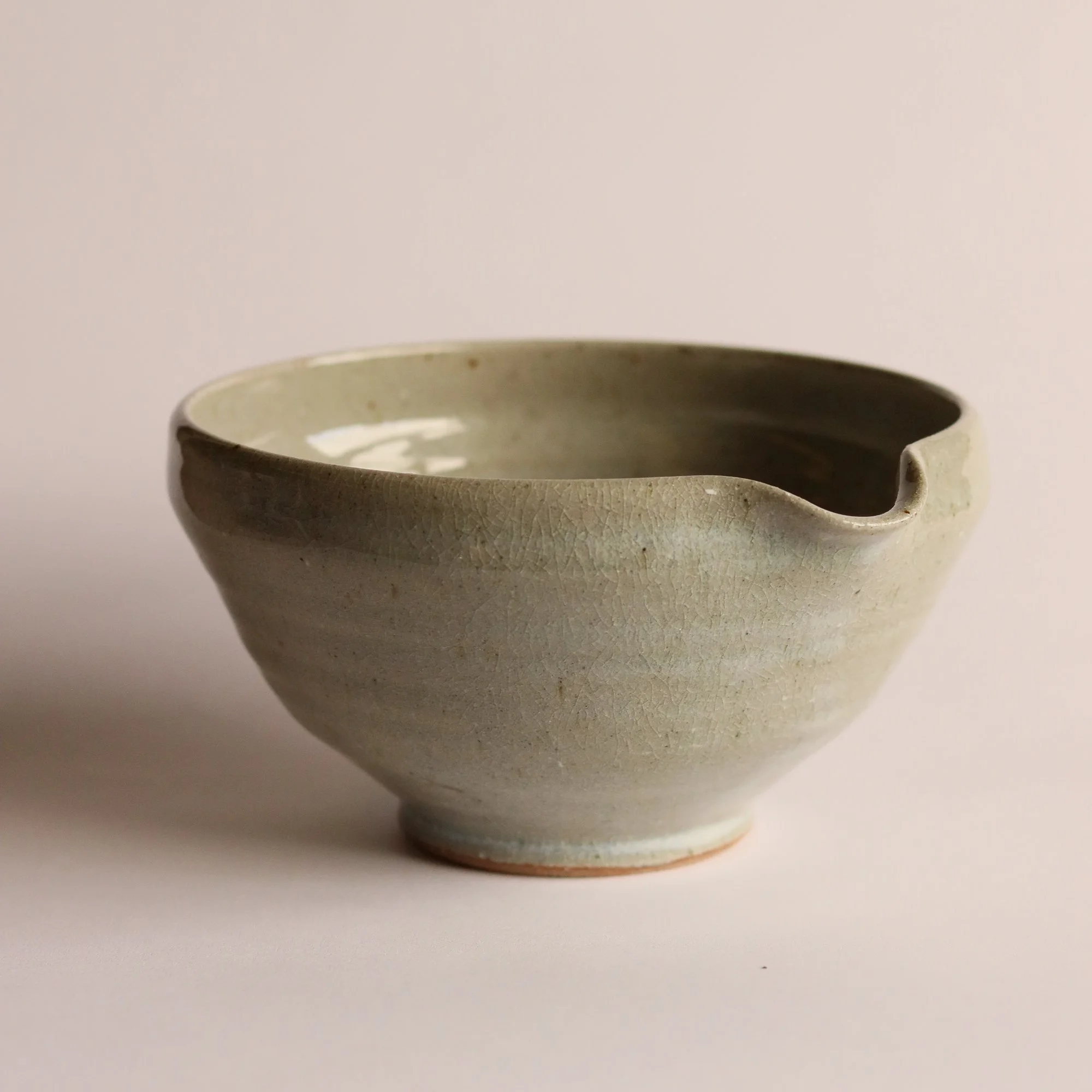 Pouring Bowl in Crackle Ash