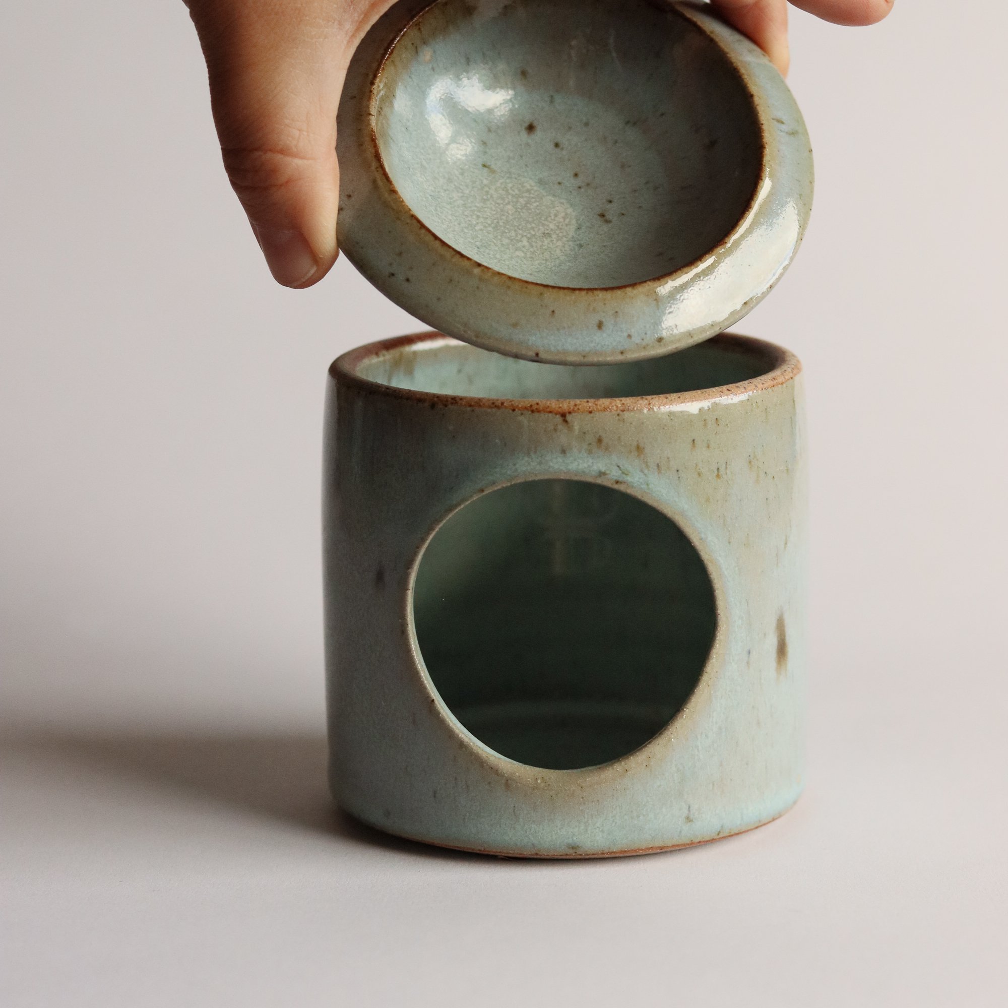 Oil Burner in Pale Blue Chun_1-5.jpg