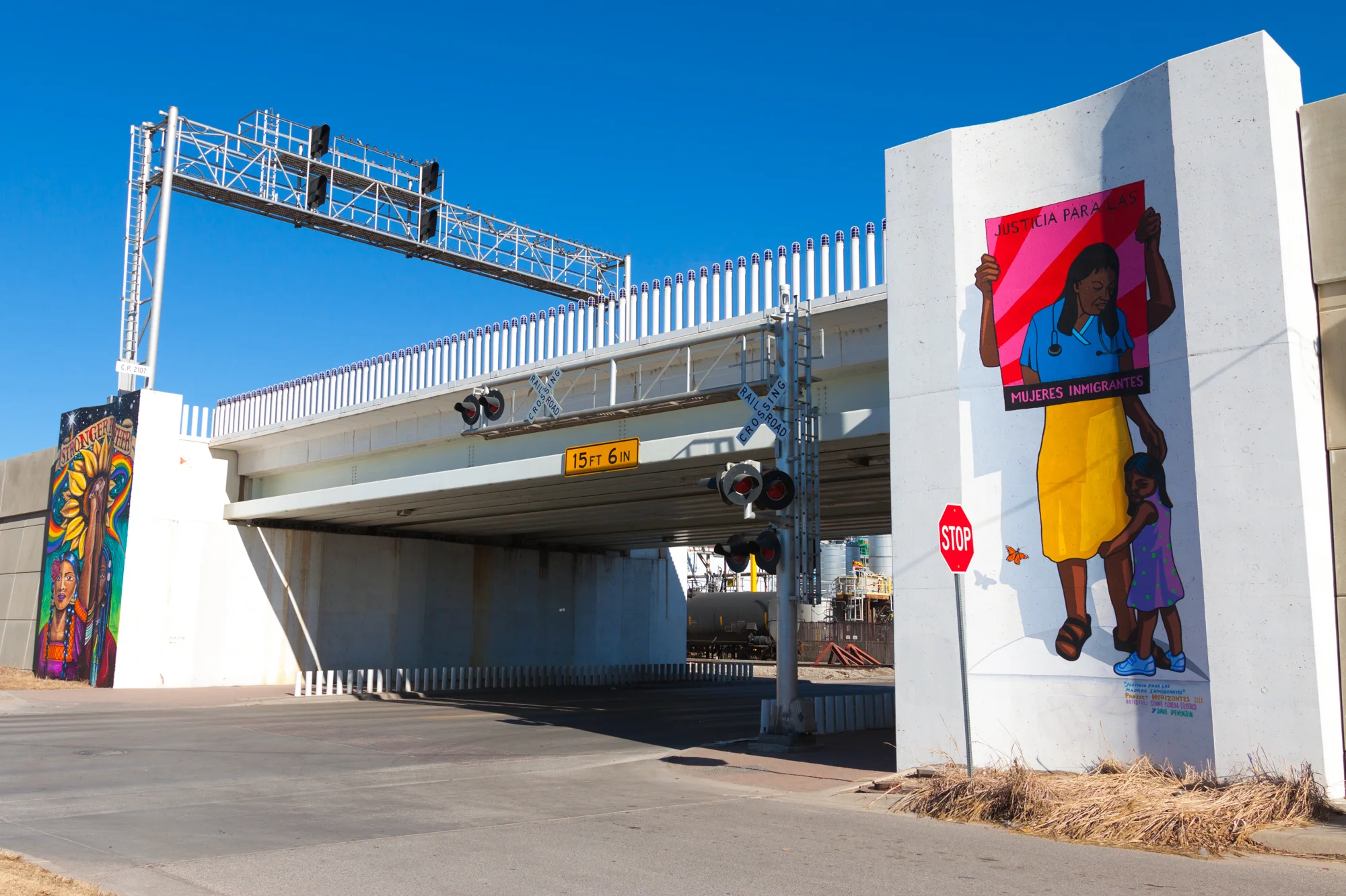Photo credit: Horizointes On left— mural by Kamela Eton