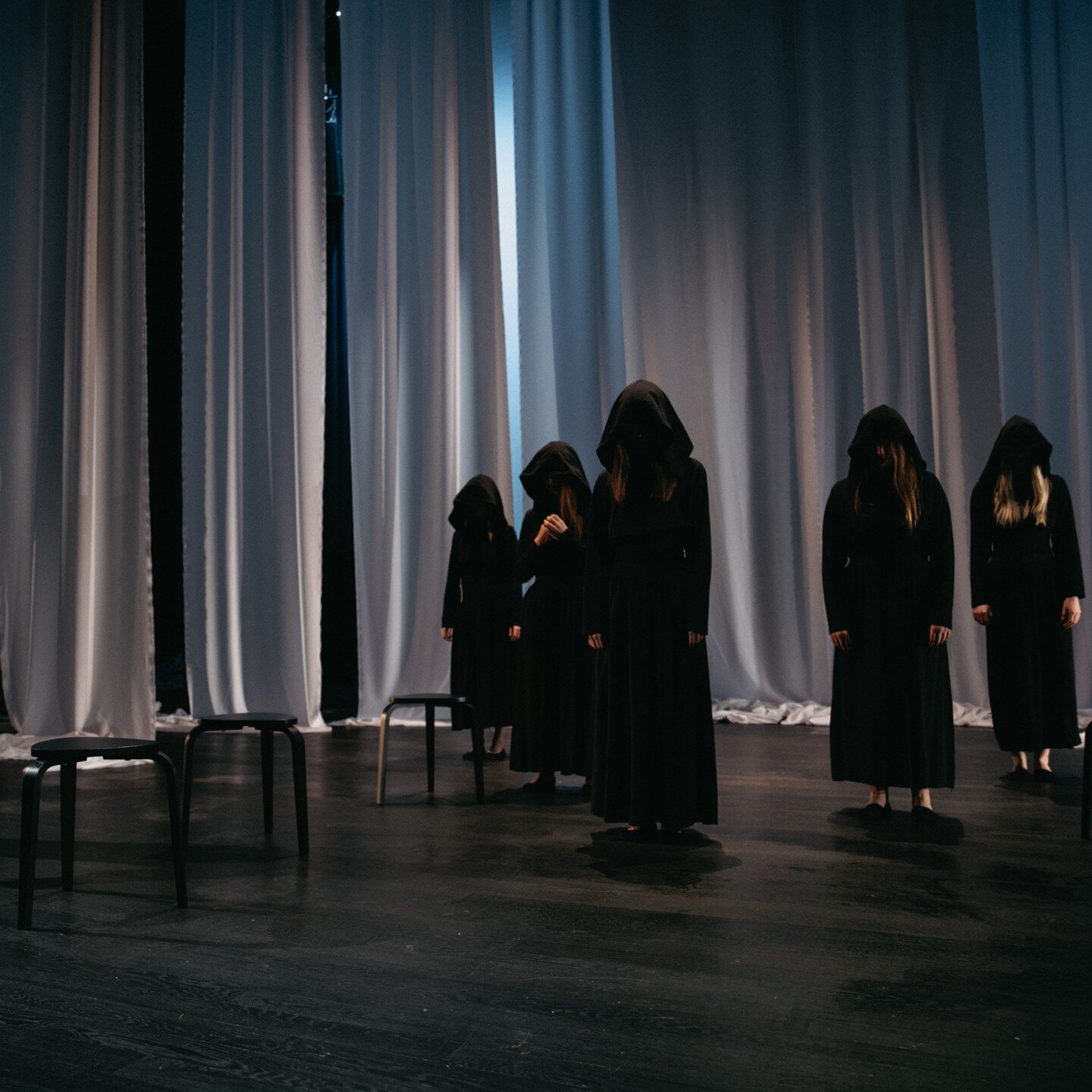 📸 @kimnijs.photo sloop &lsquo;Het Huis van Bernarda Alba&rsquo; binnen, richtte haar camera en nam enkele beklijvende foto&rsquo;s. ❤️&zwj;🔥

🚪Volgt u ons maar!
👉 Link in Bio.

#tongersnieuwtheater #tnt #hethuisvanbernardaalba #lacasadebernardaal