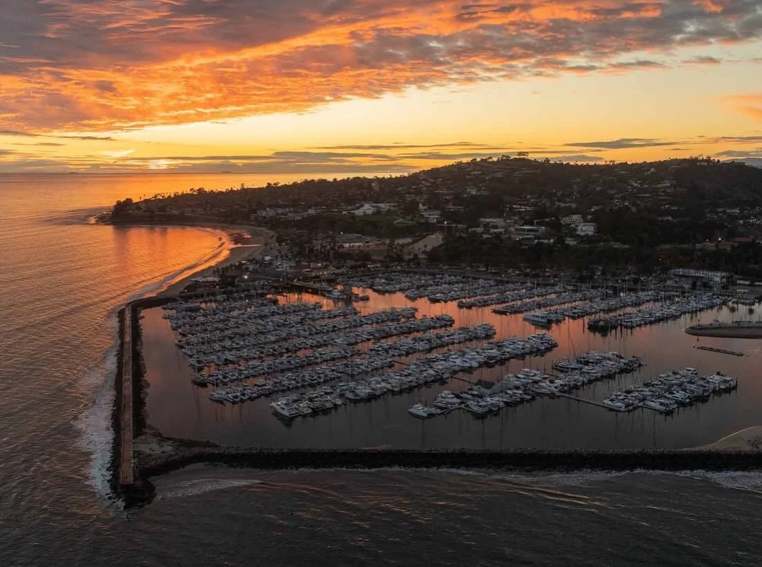 Santa Barbara + sunsets = 🧡

📸: @johnbaranphoto 

#santabarbara #sunset #travel #travelguide #california #sbdininganddestinations
