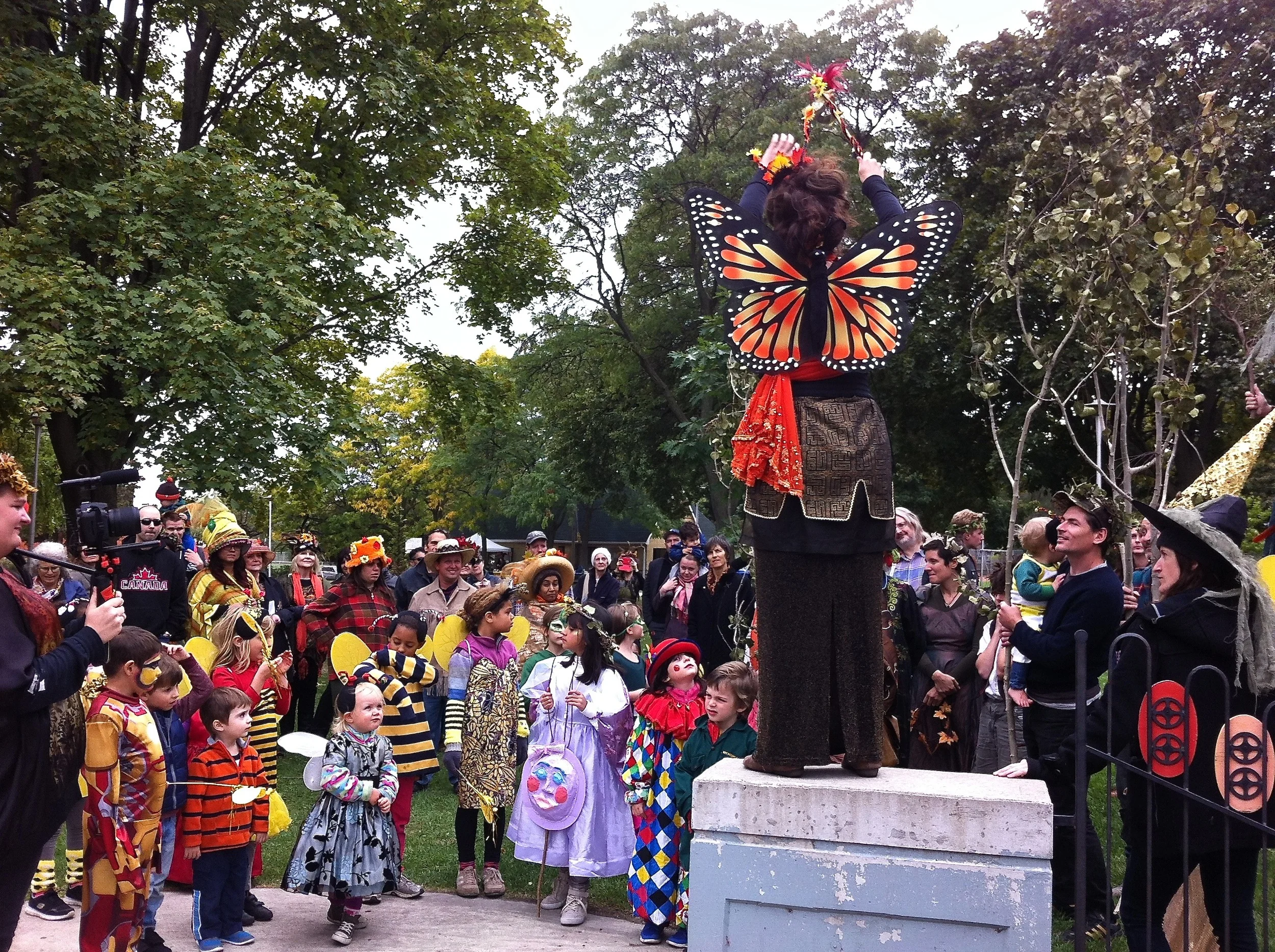 Monarchia Regales the Crowd.jpg