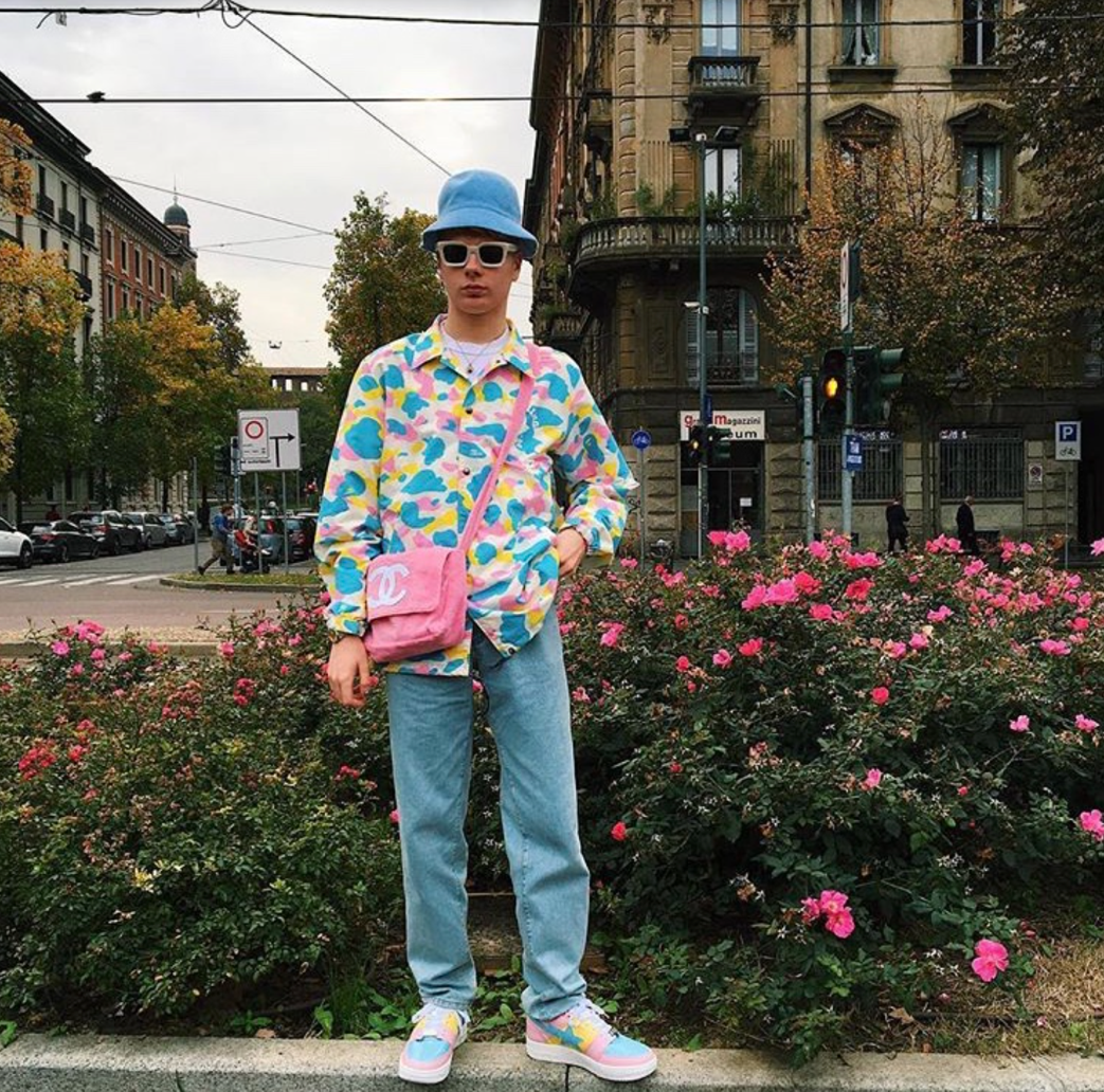 @gullyguyleo on Instagram, a streetwear influencer who is known to incorporate women's bags and bright colours in his outfits.